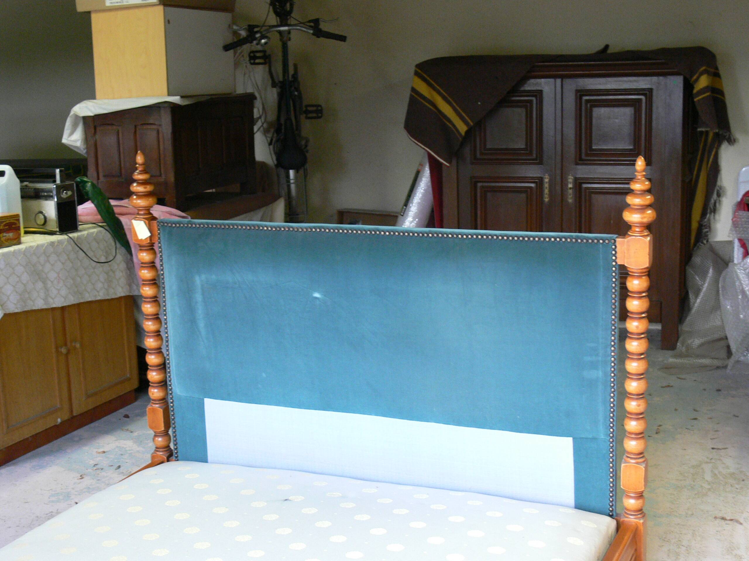 Wooden canopy bed with velvet headboard 190 cm / 140 cm