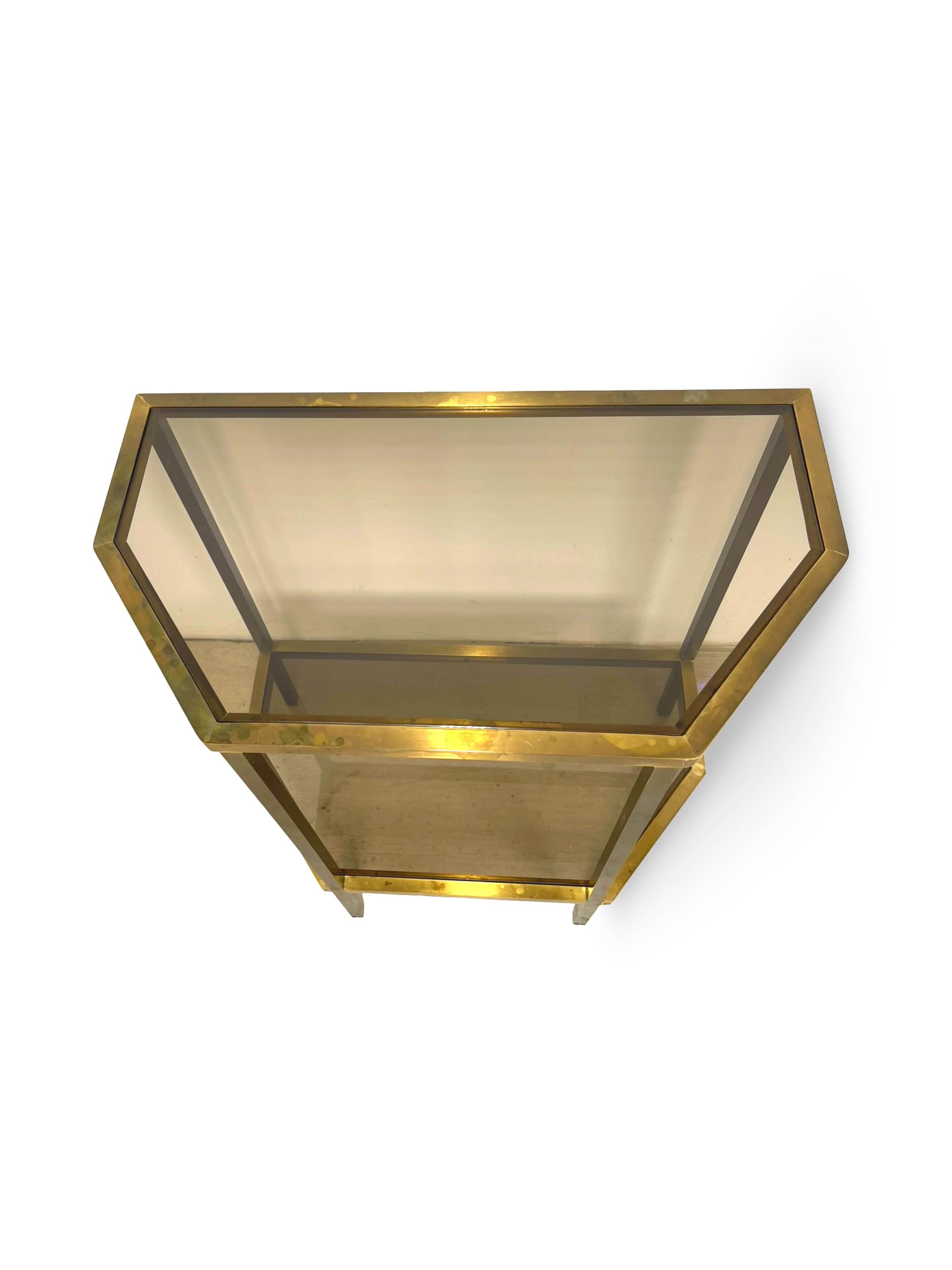 Table d'appoint italienne demi-hexagonale en laiton des années 1970.