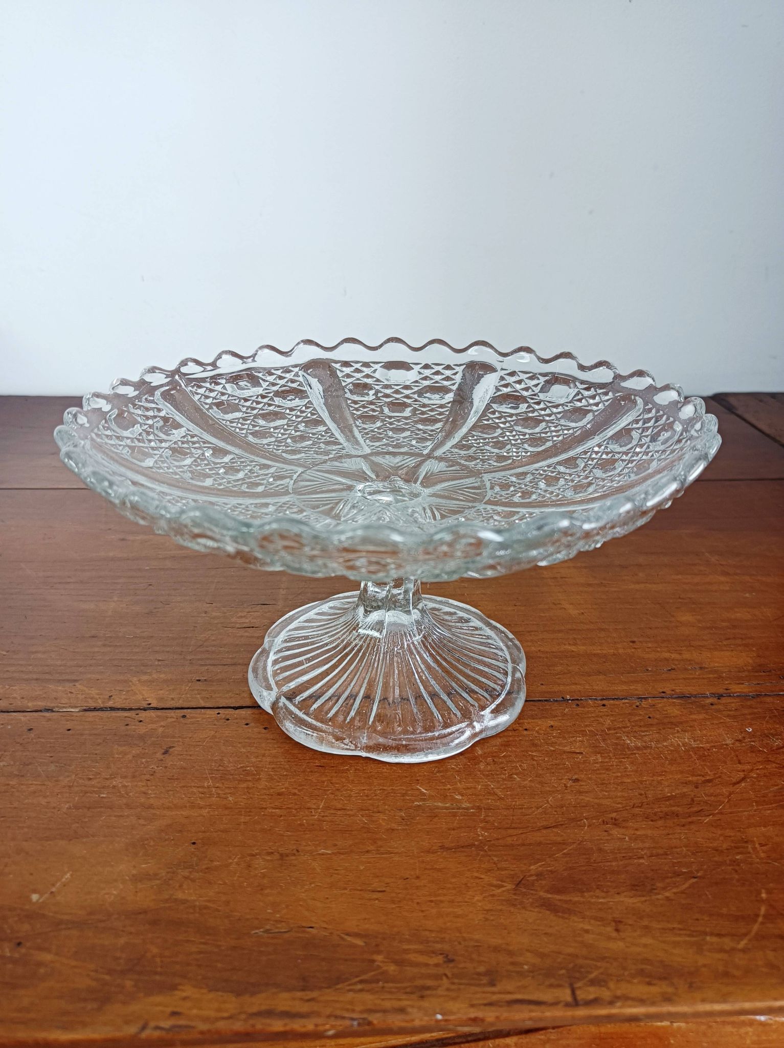 Glass fruit bowl on foot