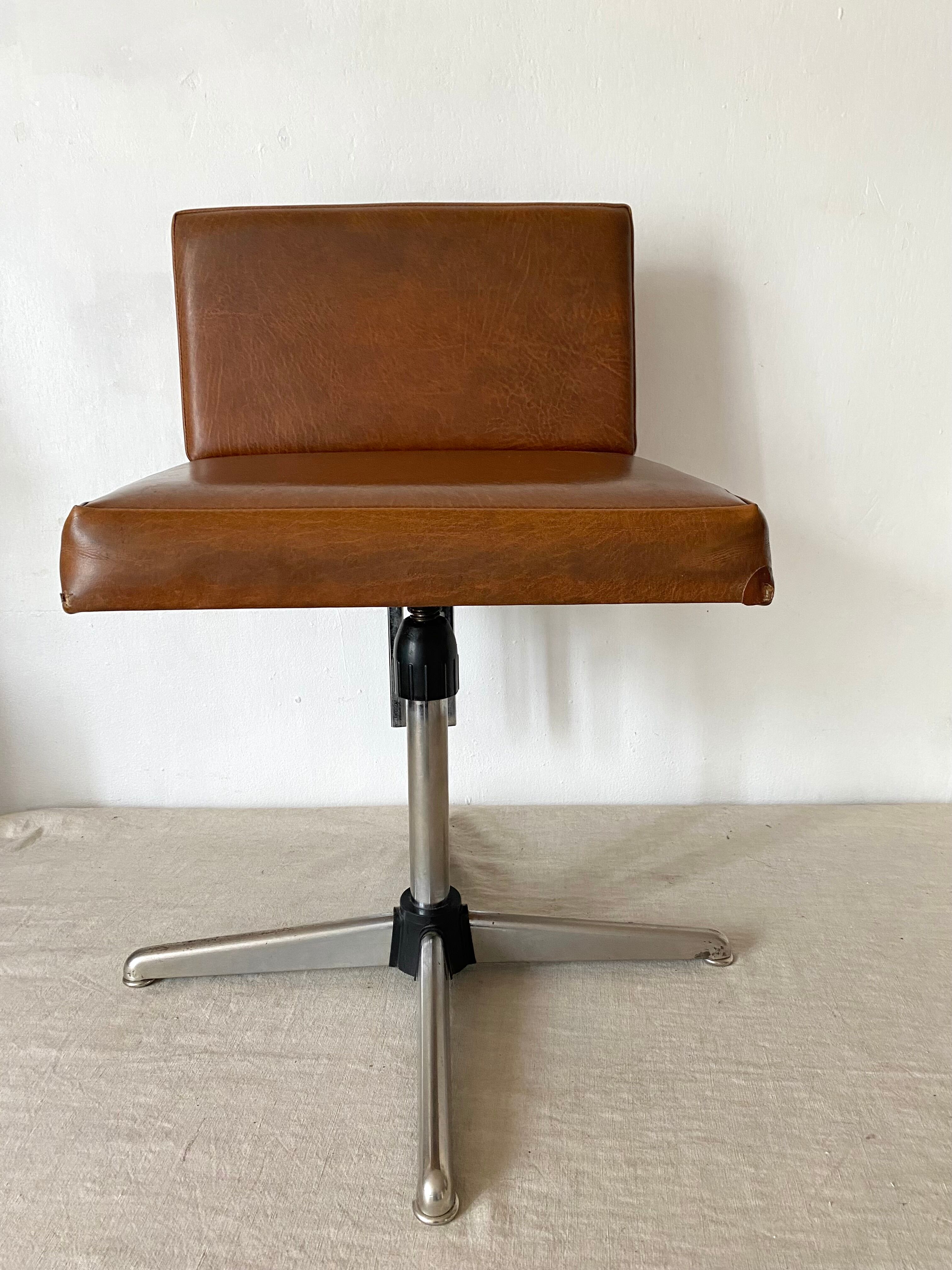 Vintage industrial office chair in skaï