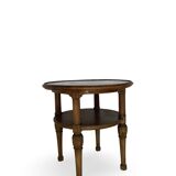 Petite table basse en noyer sculpté années 1920