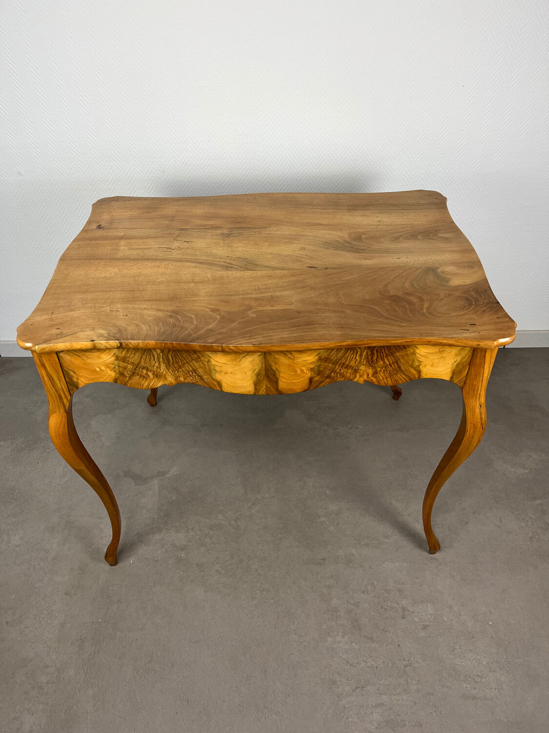 Table Louis XV noyer blond, début 19ème