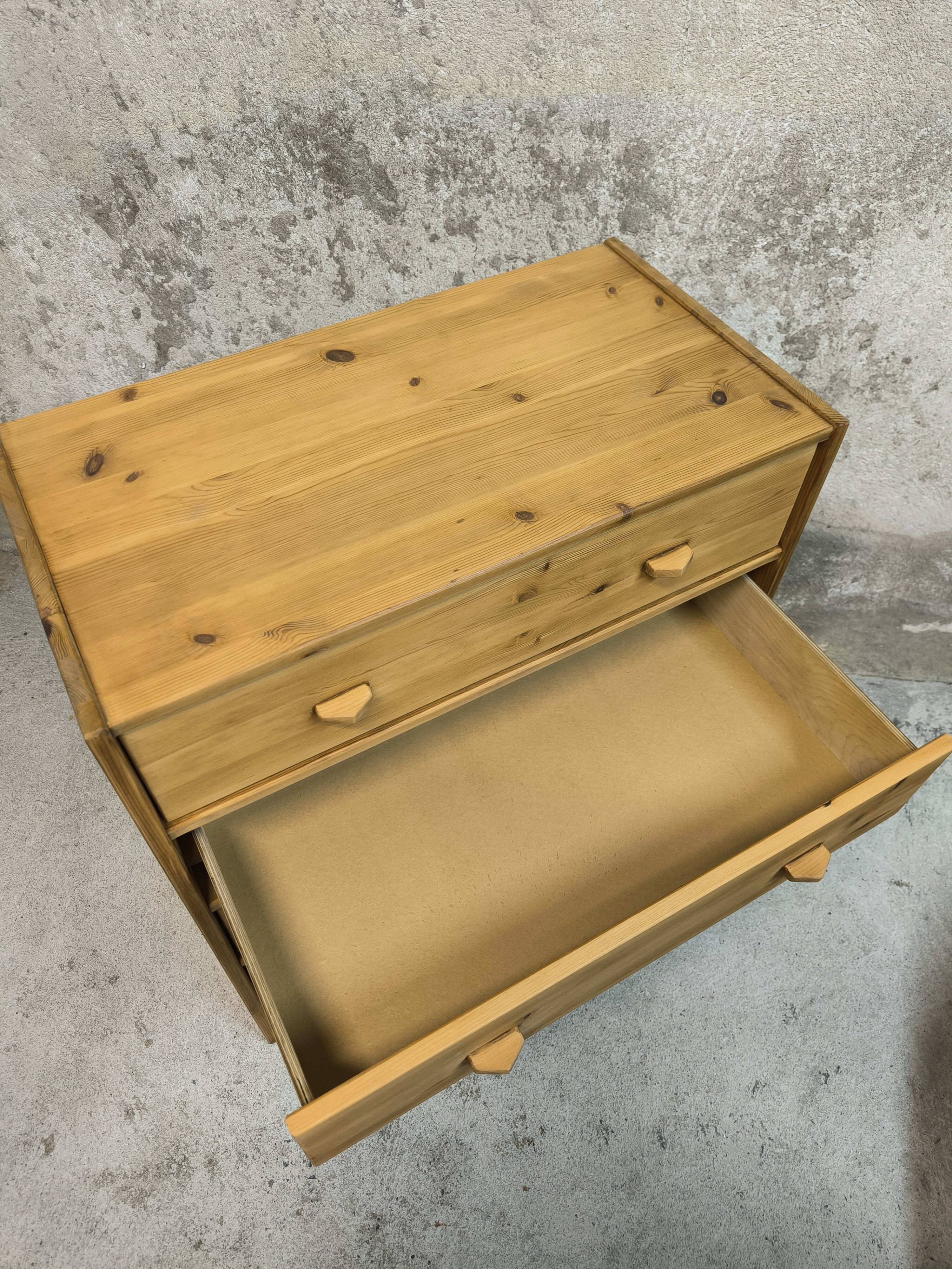 Vintage pine chest of drawers.