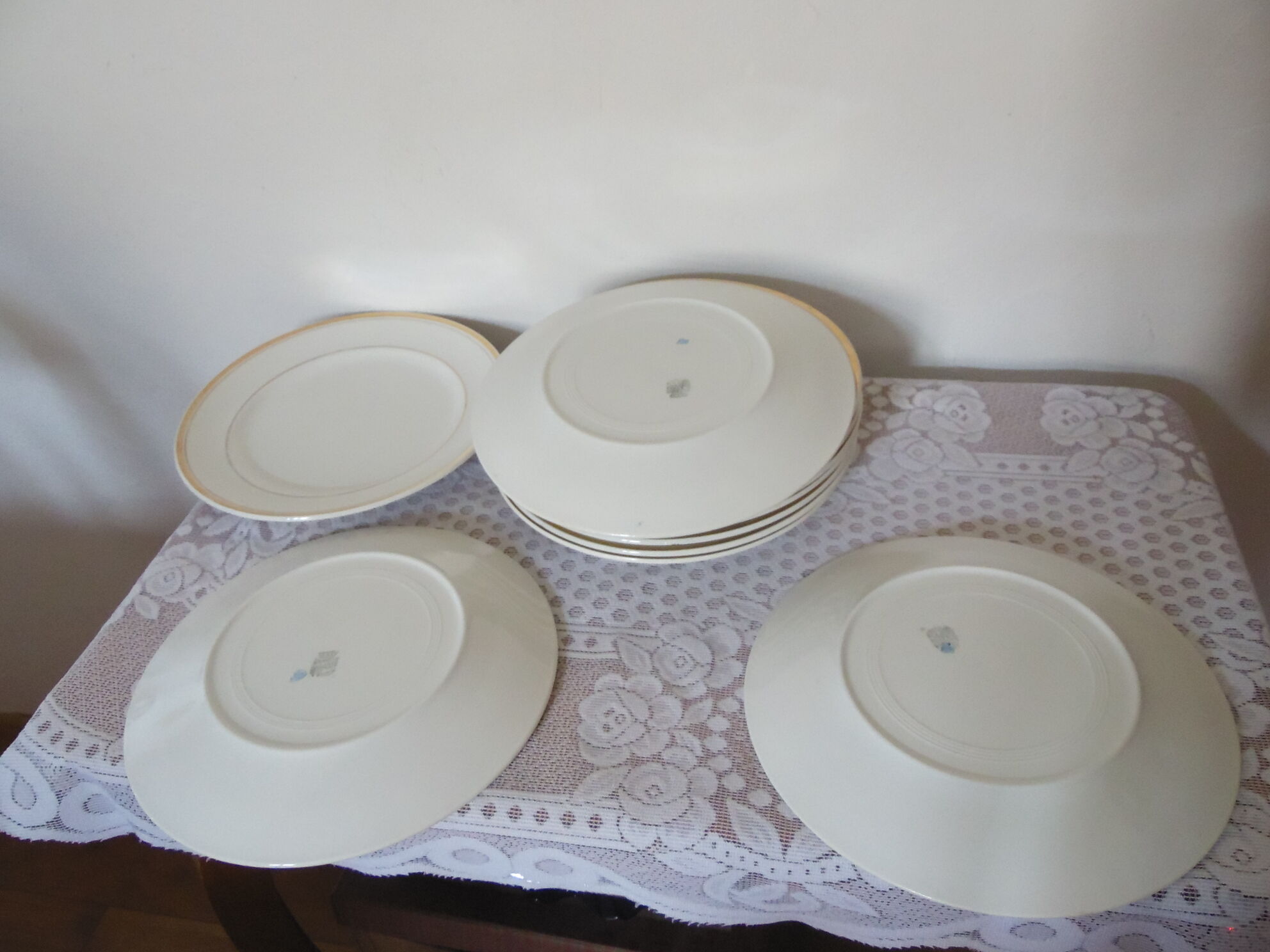 Set of 11 flat white earthenware plates with gold edging