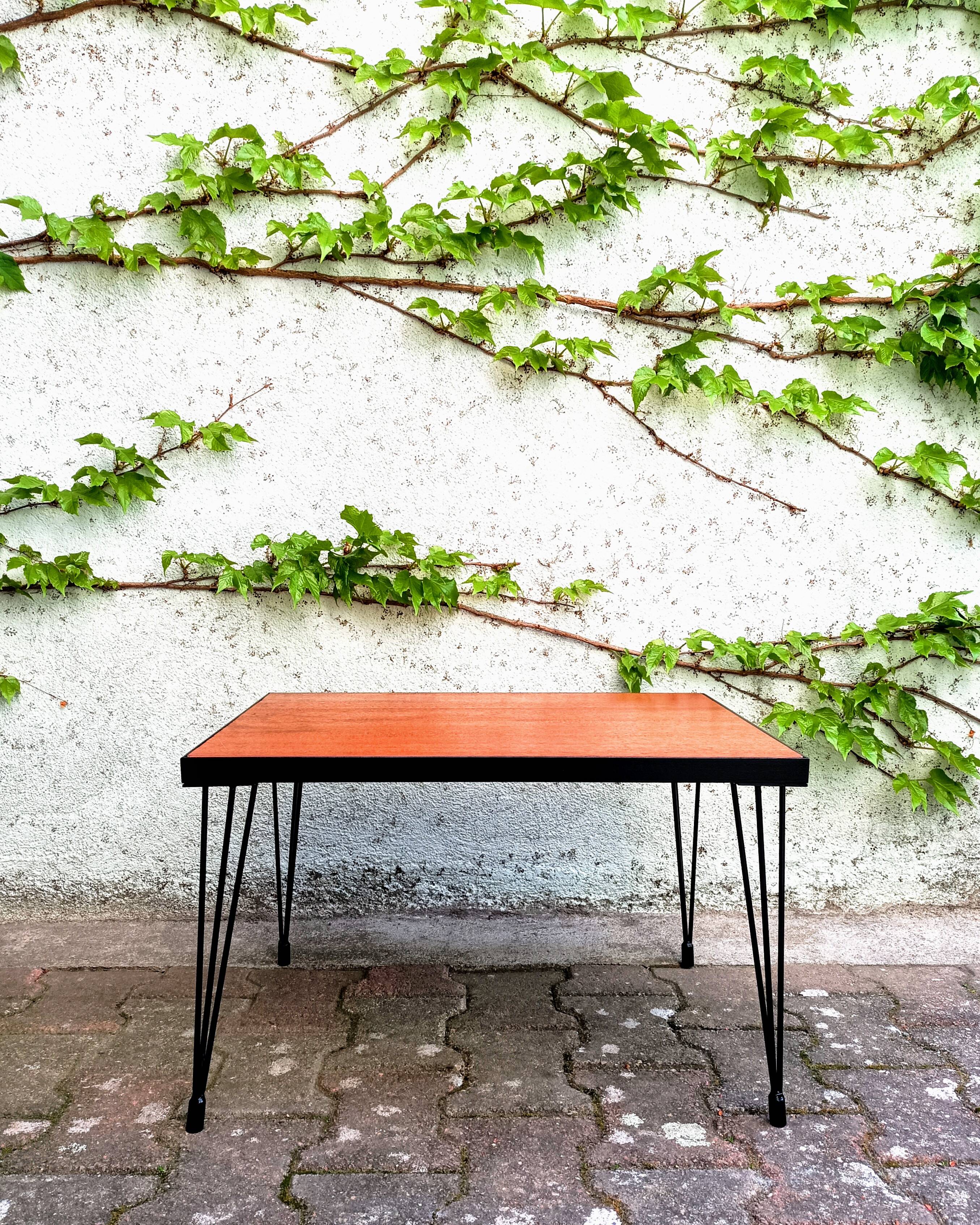 Table basse pieds épingles