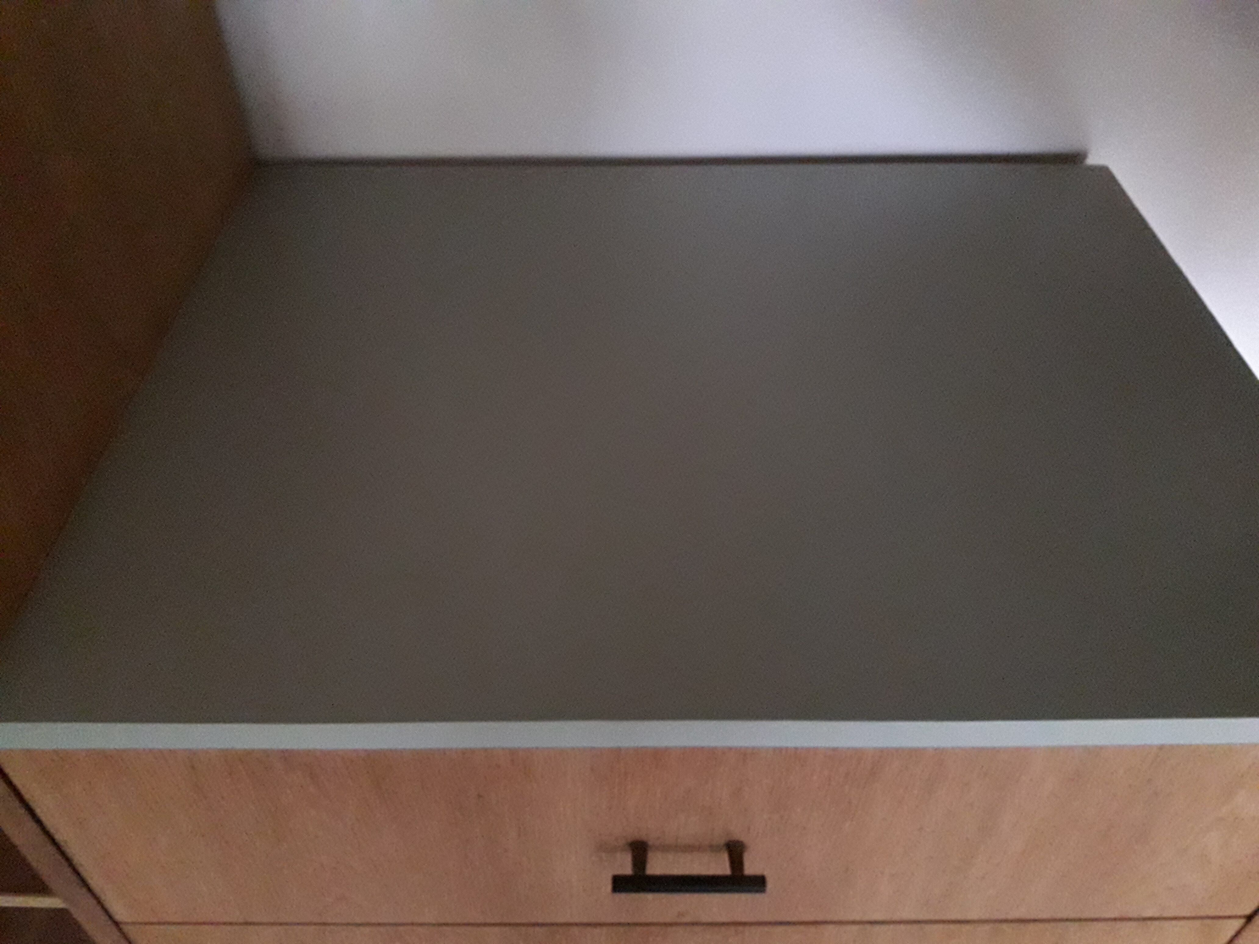 Armoire asymétrique pieds moustache