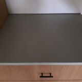 Armoire asymétrique pieds moustache