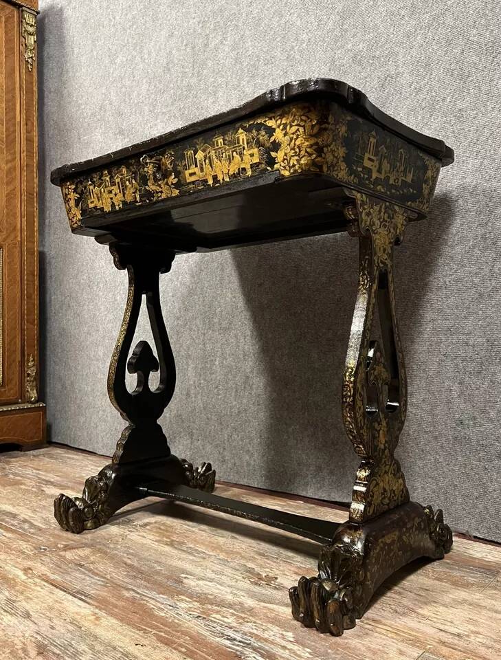 Lacquered work table, blackened wood decorated with Chinese scenes, Napoleon III period circa 1850