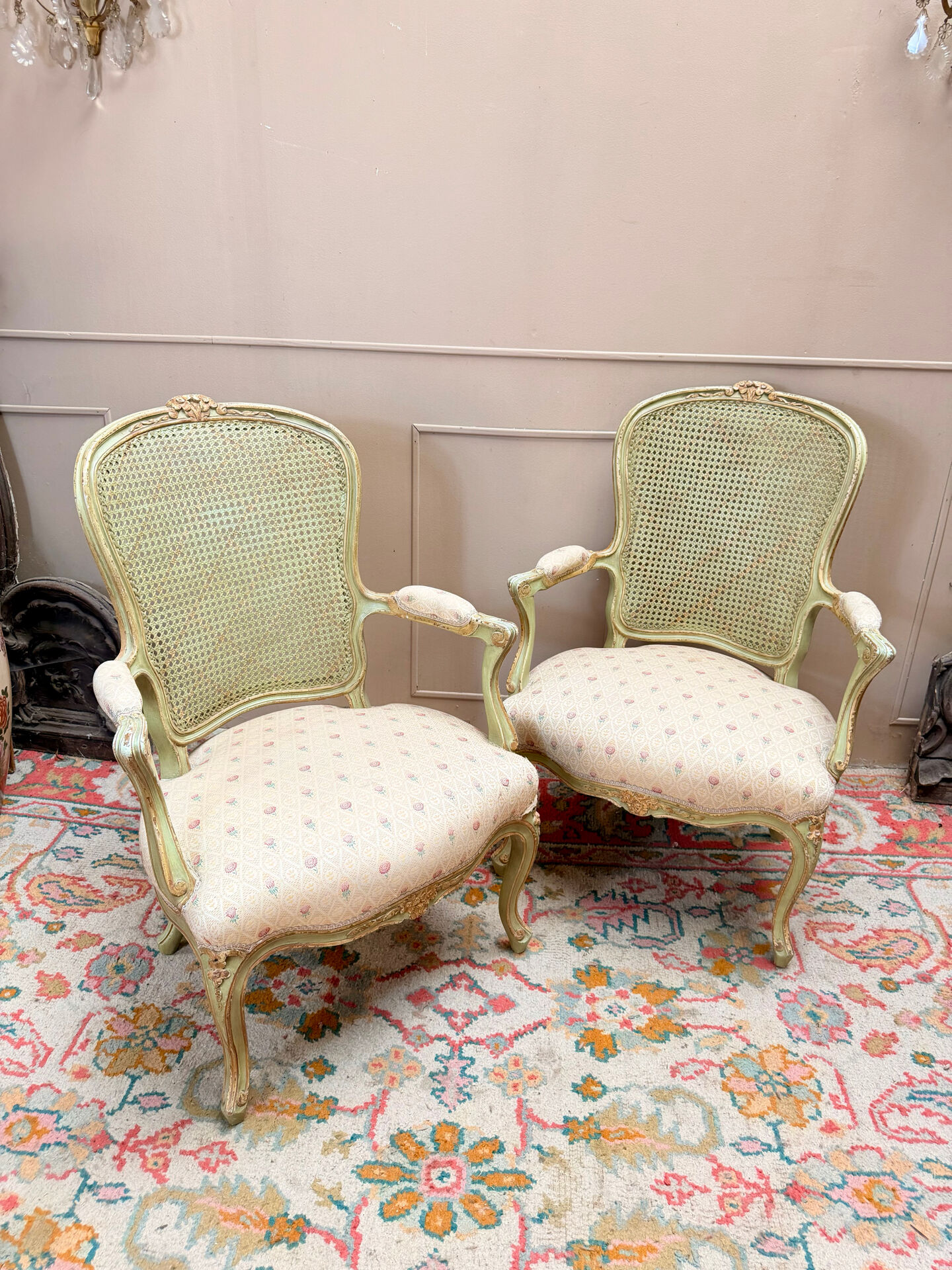 PAIRE DE FAUTEUILS EN BOIS LAQUÉ DE STYLE LOUIS XV XIX EME SIÈCLE  
