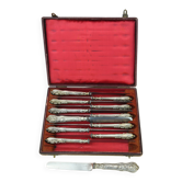 Coffret de 12 couteaux en métal argenté