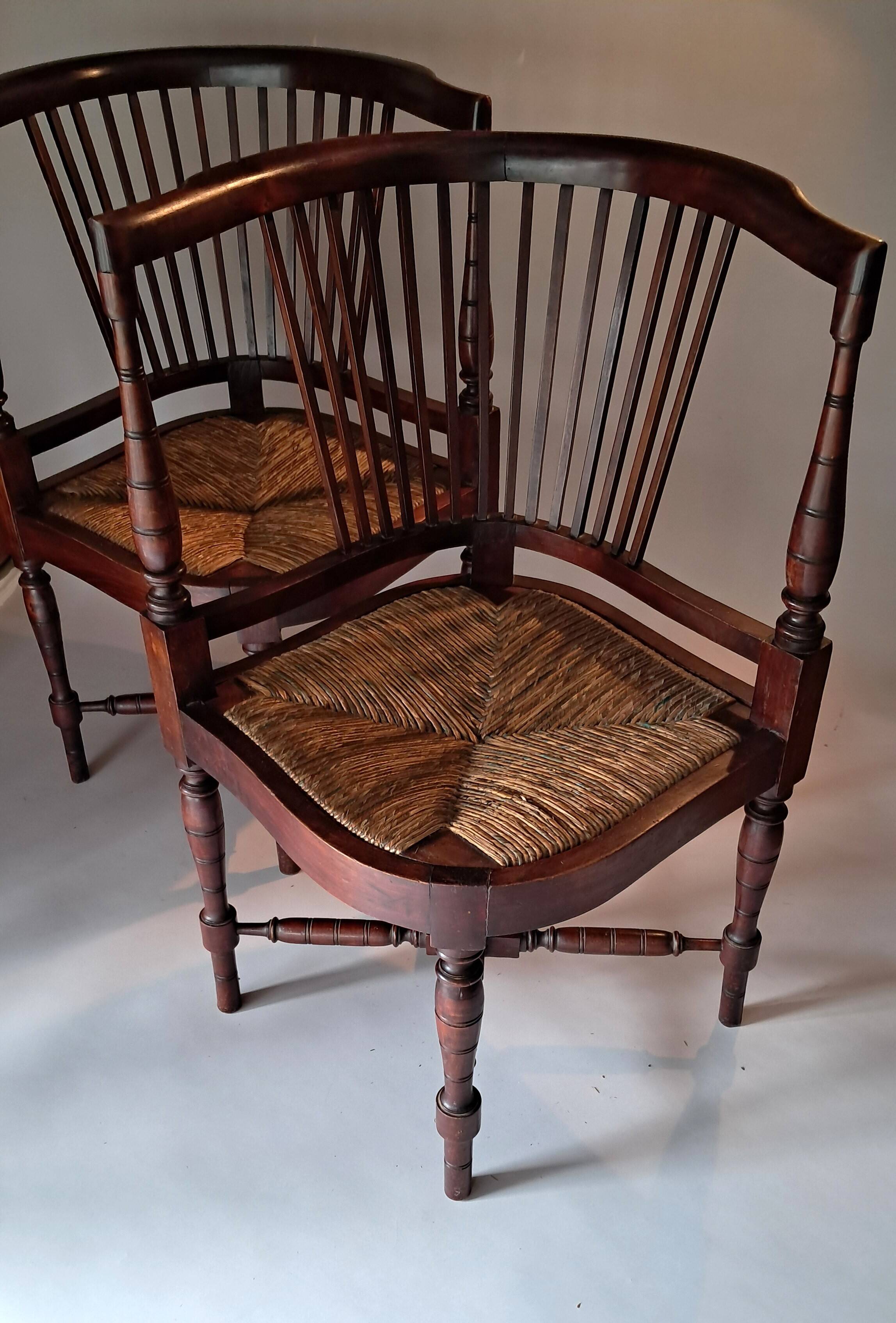 Paire de fauteuils d'angle paillés Jungerstil en acajou 1900.