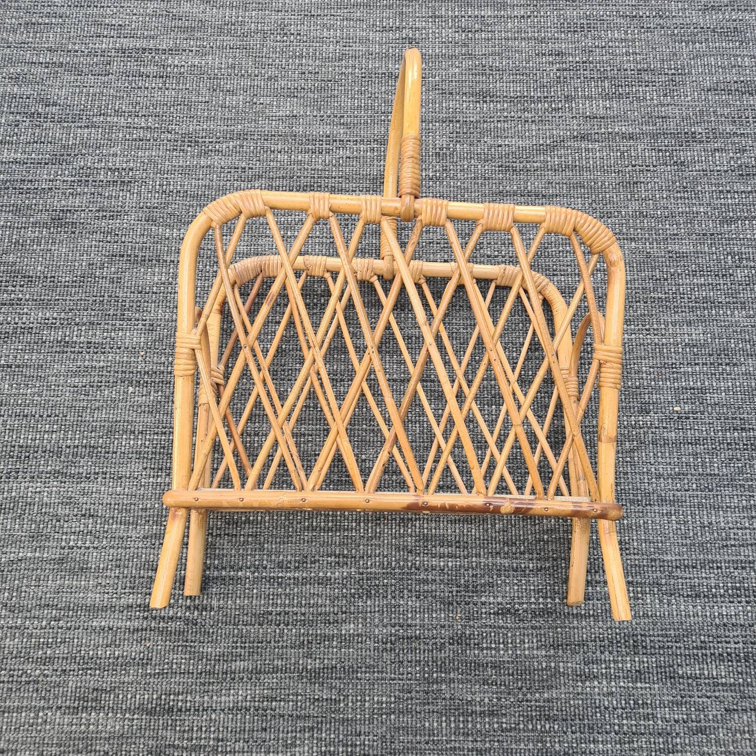 Rattan magazine rack: vintage