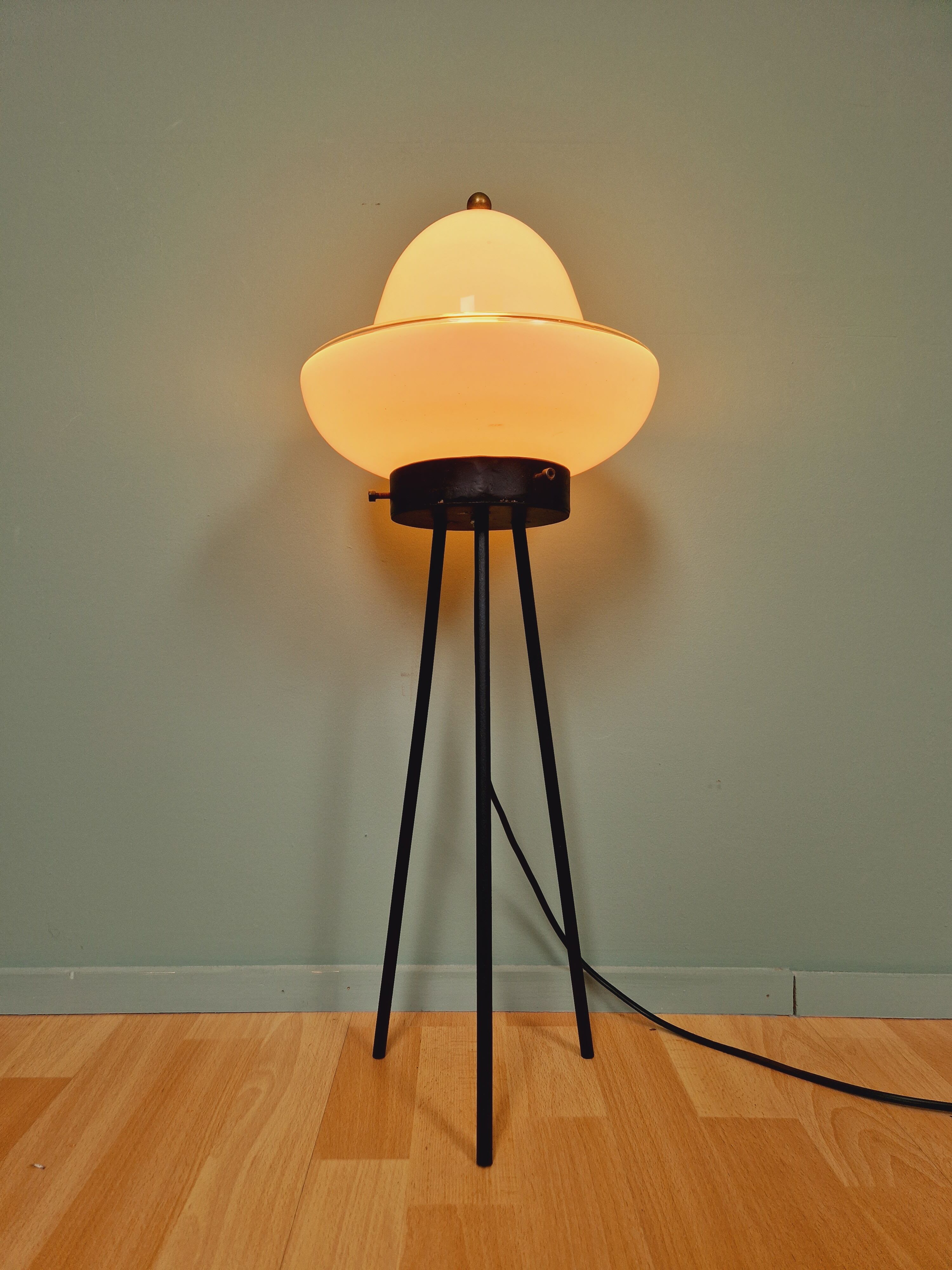 Tripod lamp in opaline glass and black lacquered metal