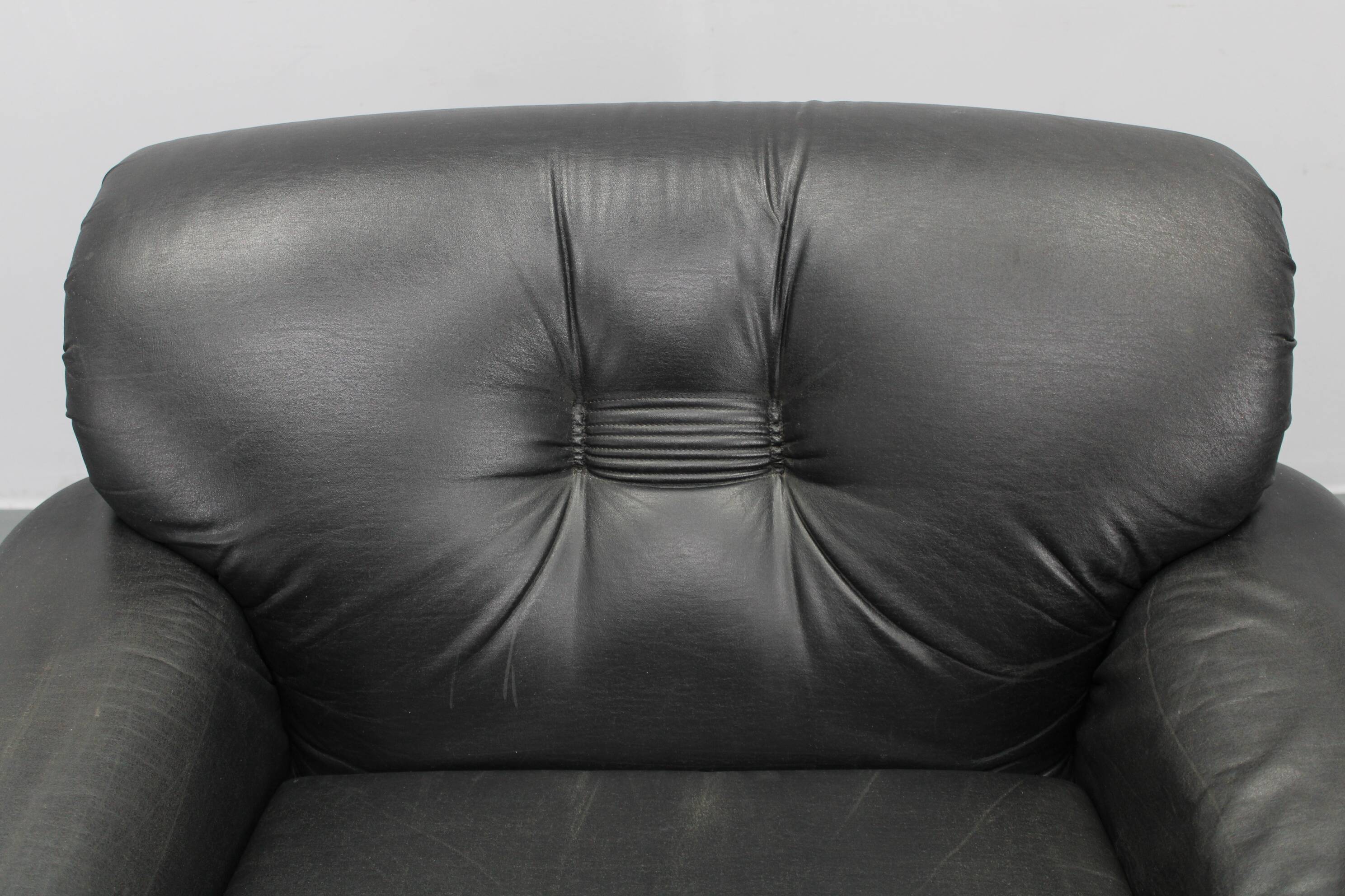 Fauteuil Pompon italien des années 1970 en similicuir noir, signé Ceriotti