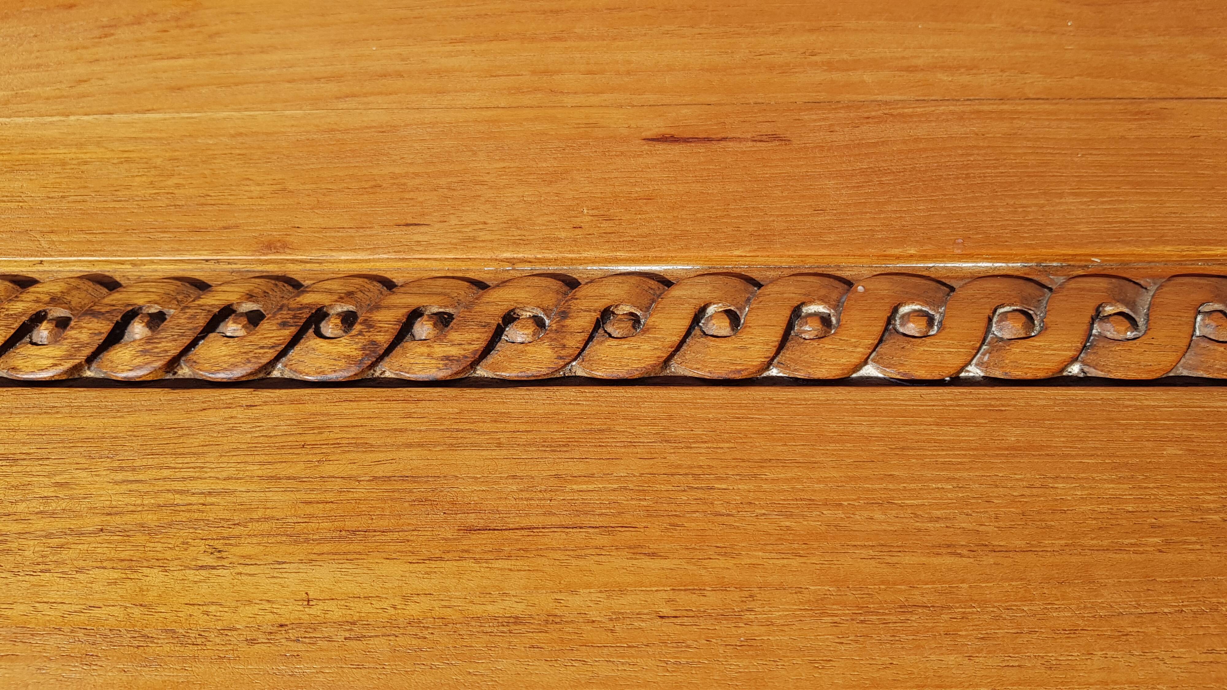 Oval dining table in solid teak