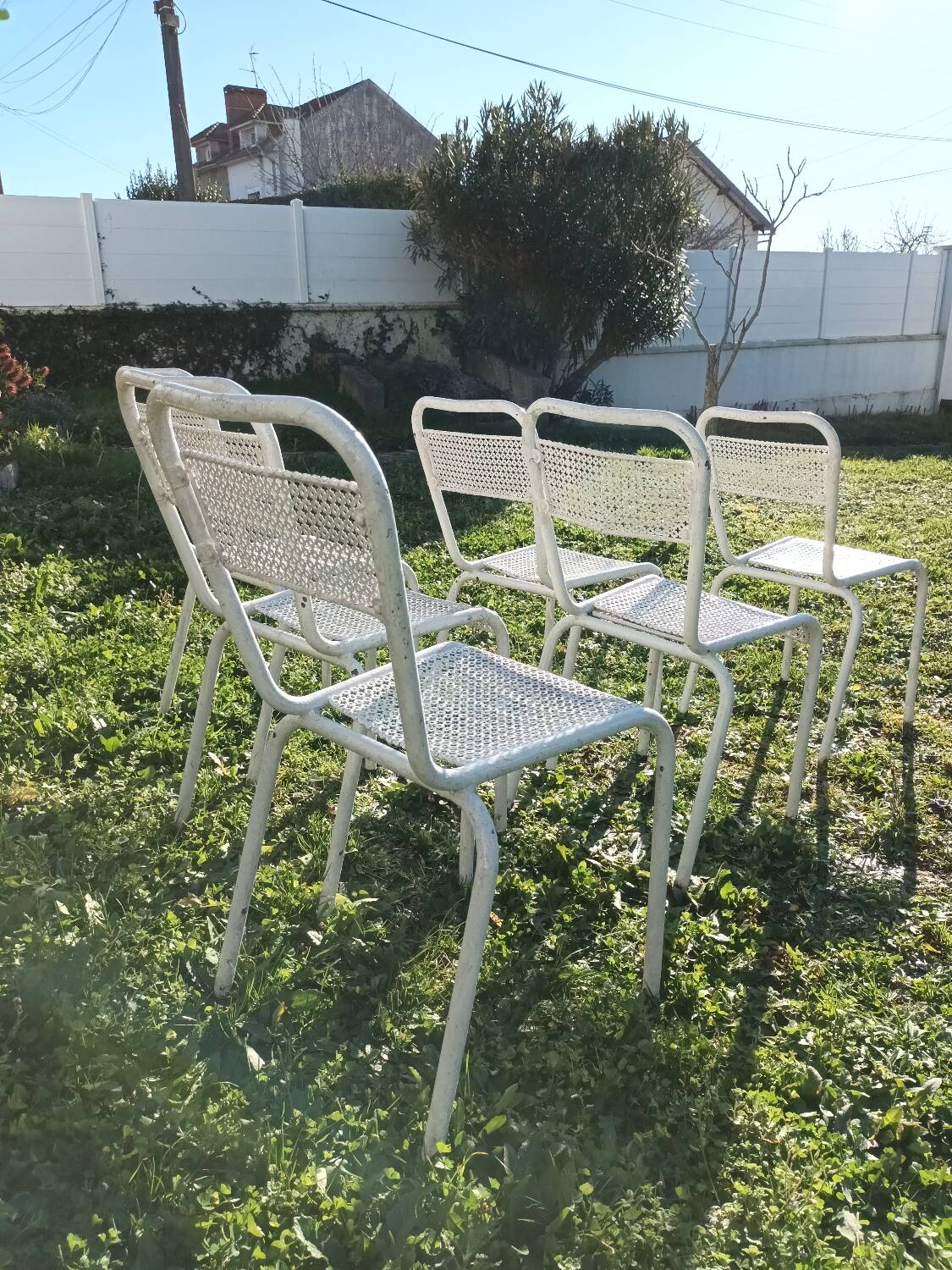 Chaises de jardin en métal perforé