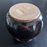 Vase boule brun signé