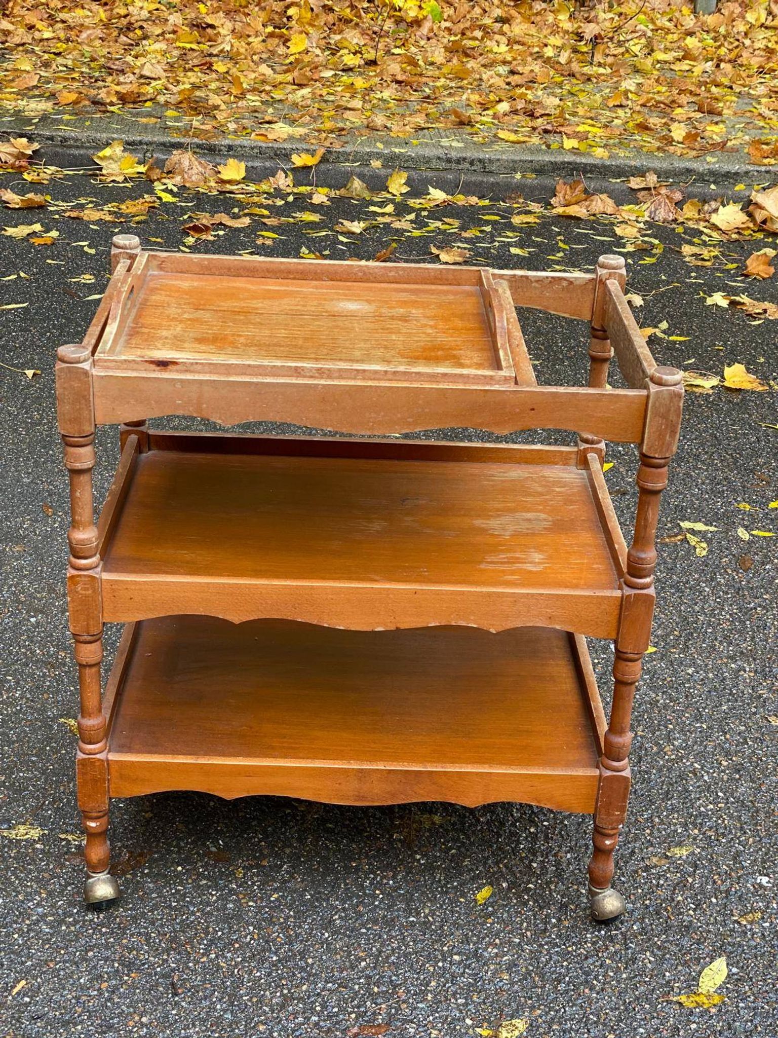 Serving cart/dessert bar trolley on wheels with removable tray