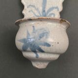 Font in earthenware eighteenth speckled decoration representing a cross