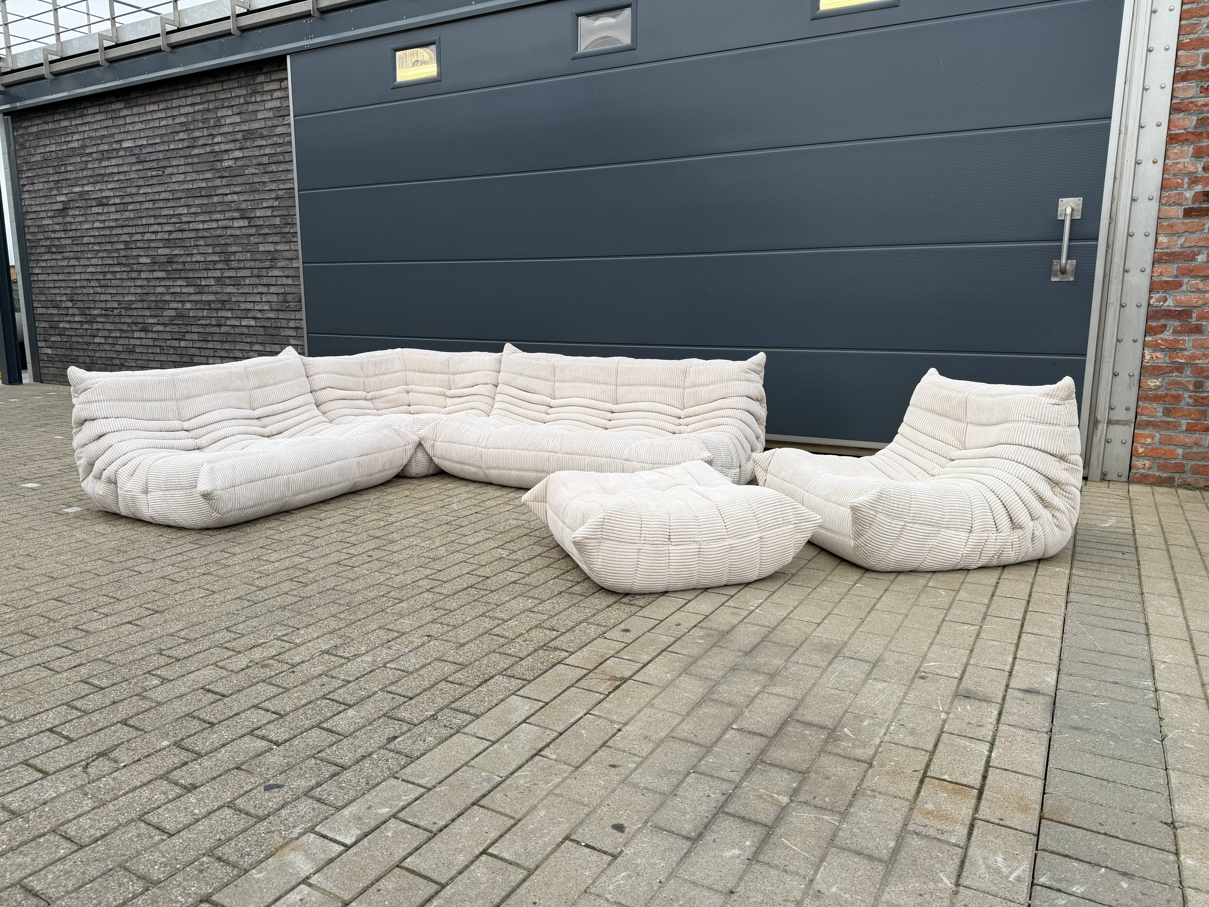 Ligne Roset Togo 3 places, 2 places et d'angle en velours côtelé beige