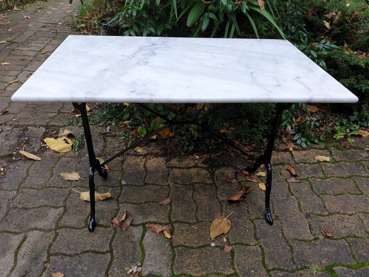 Table bistrot en marbre de carrare et fonte