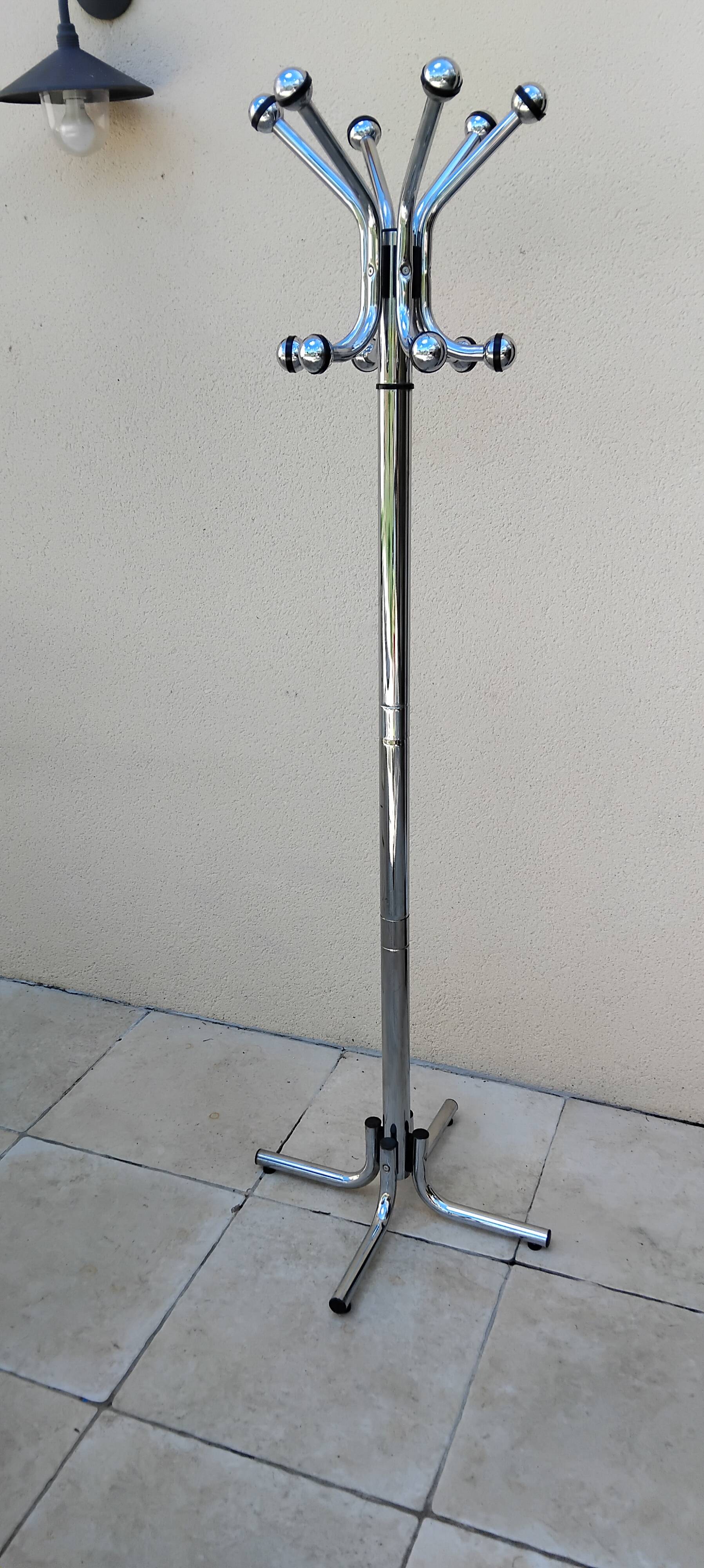 Vintage chrome coat rack parrot design from the 70s and 80s.