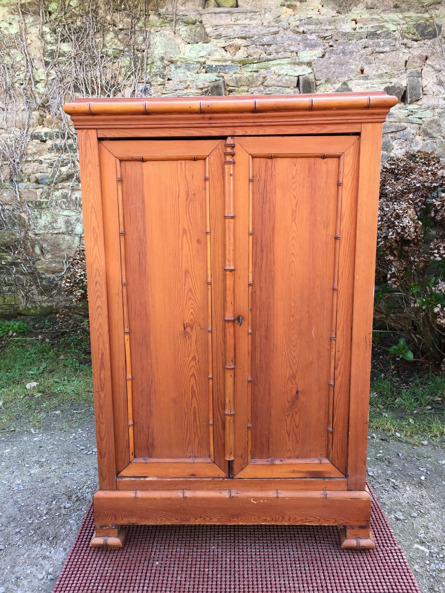 Armoire vintage en pitchpin et bambou d’époque 1900