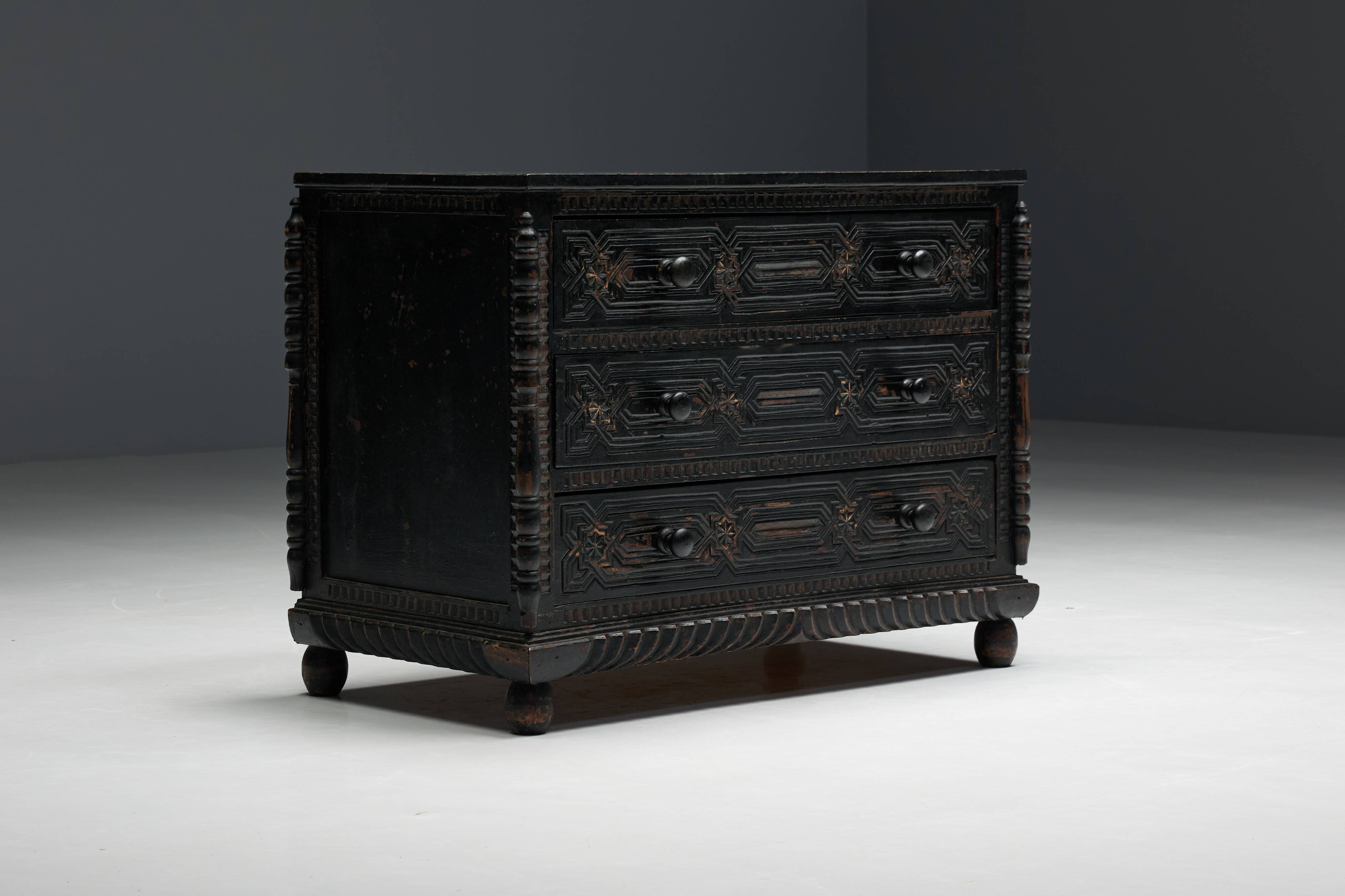 Commode à Tiroirs en Chêne Sculpté à la Main, France, 18ème Siècle