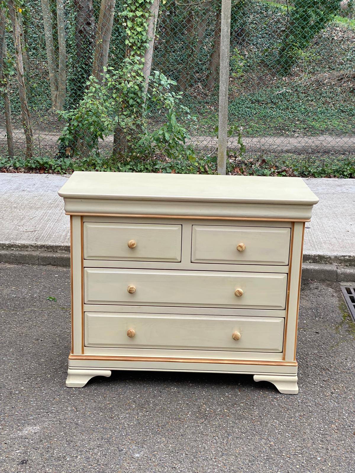 Commode bohème chic Louis Philippe beige