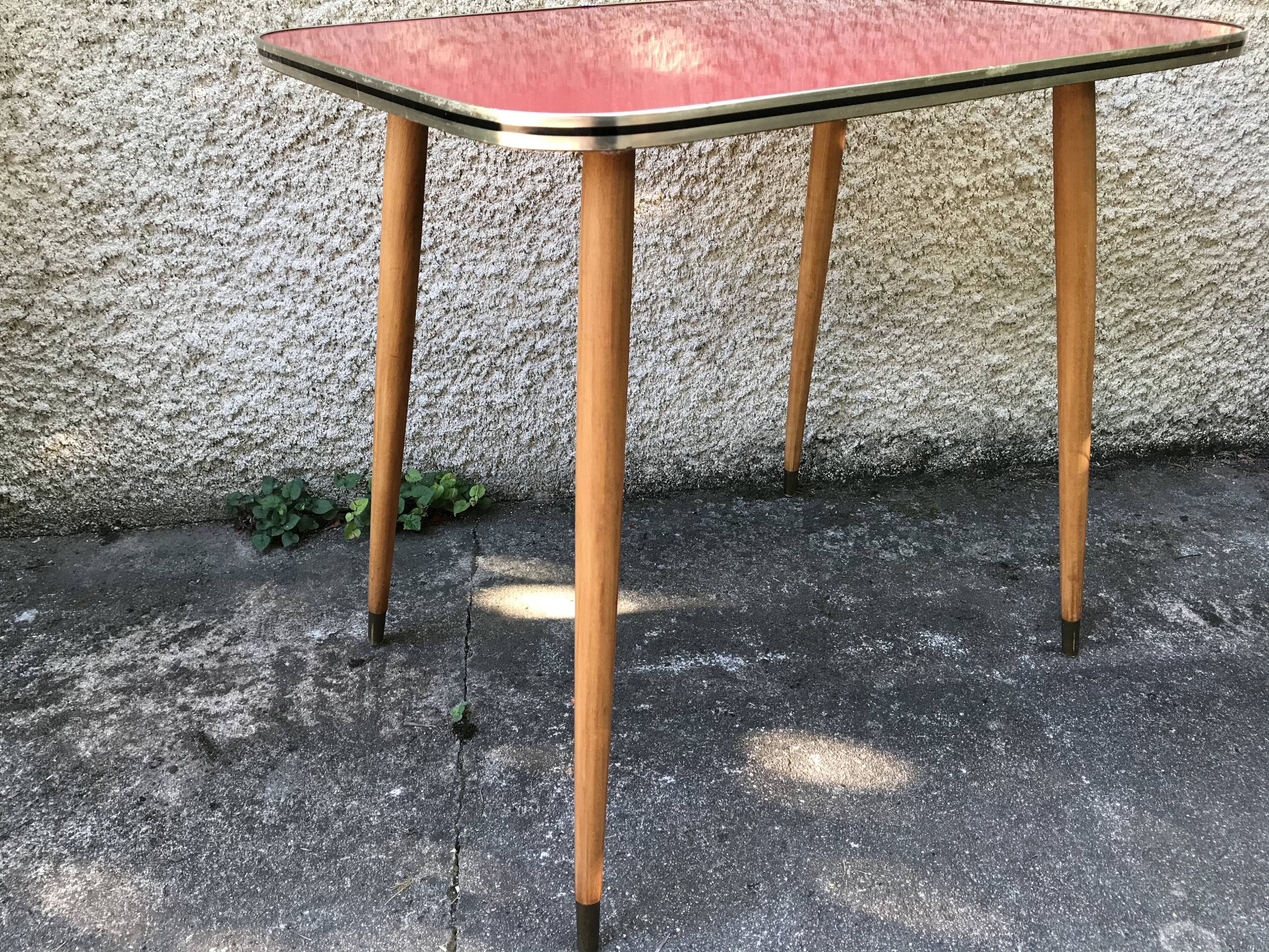 Table bass feet compass formica red