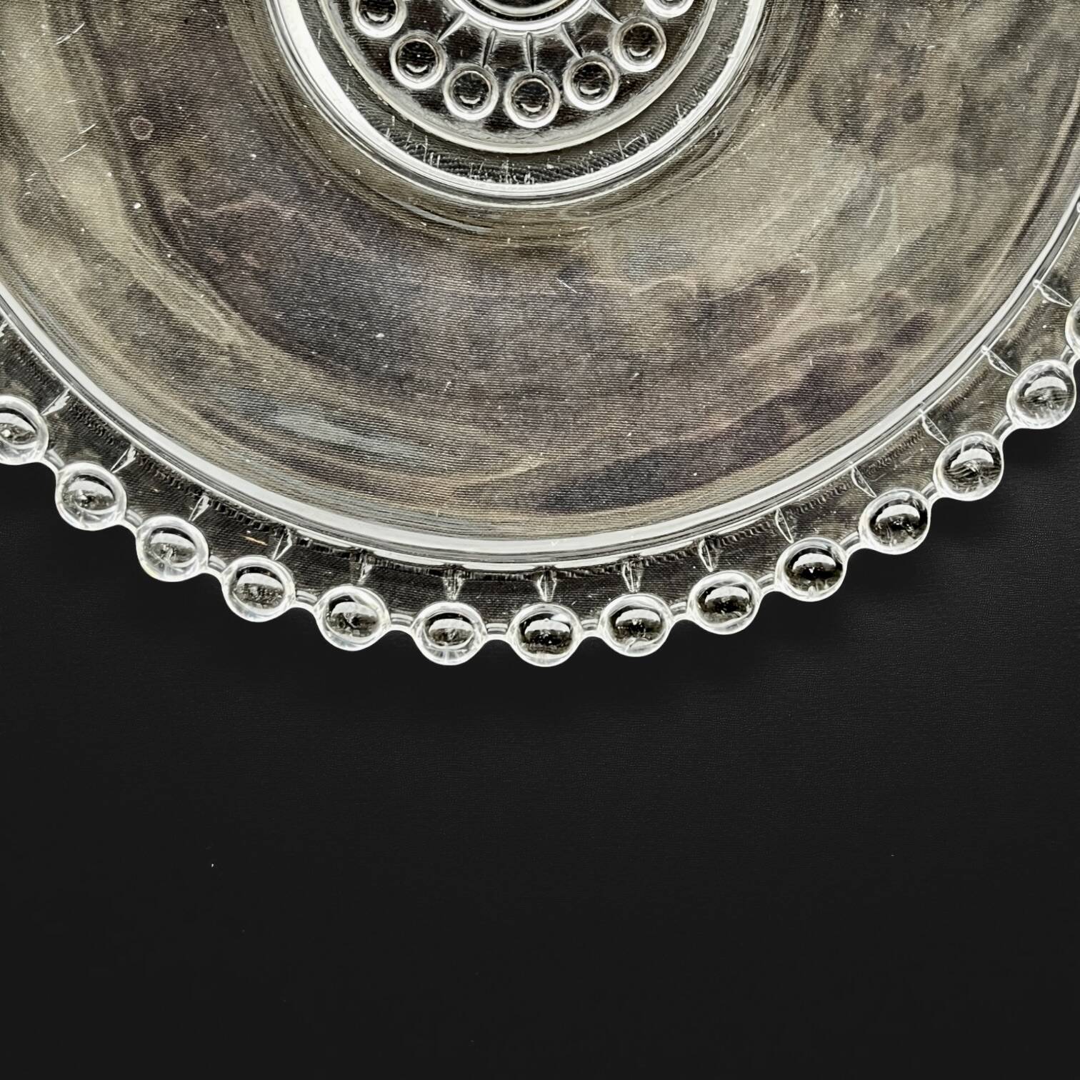 Plat Art Déco en verre moulé et perlé, 1900