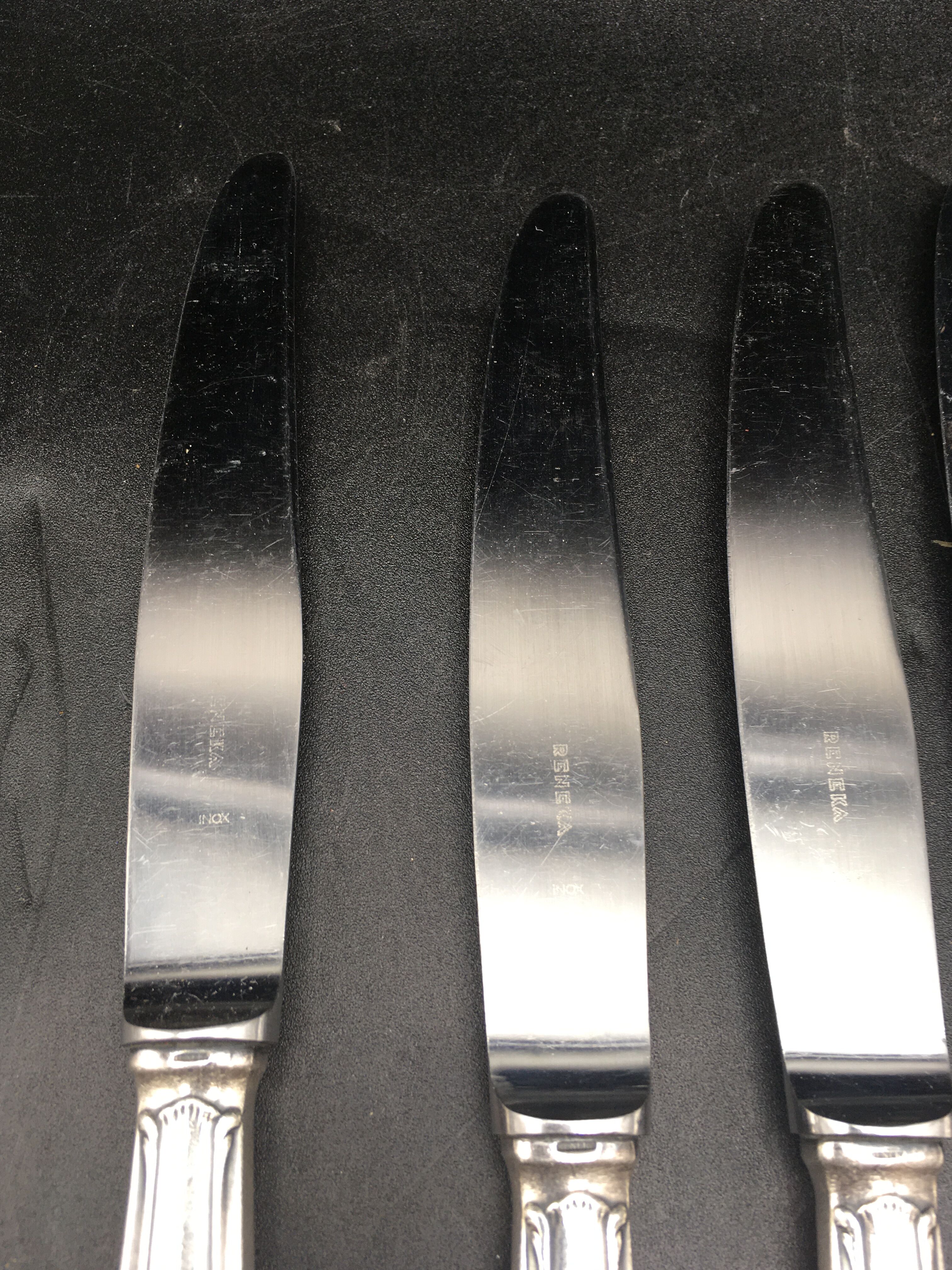 9 table knives in silver metal.