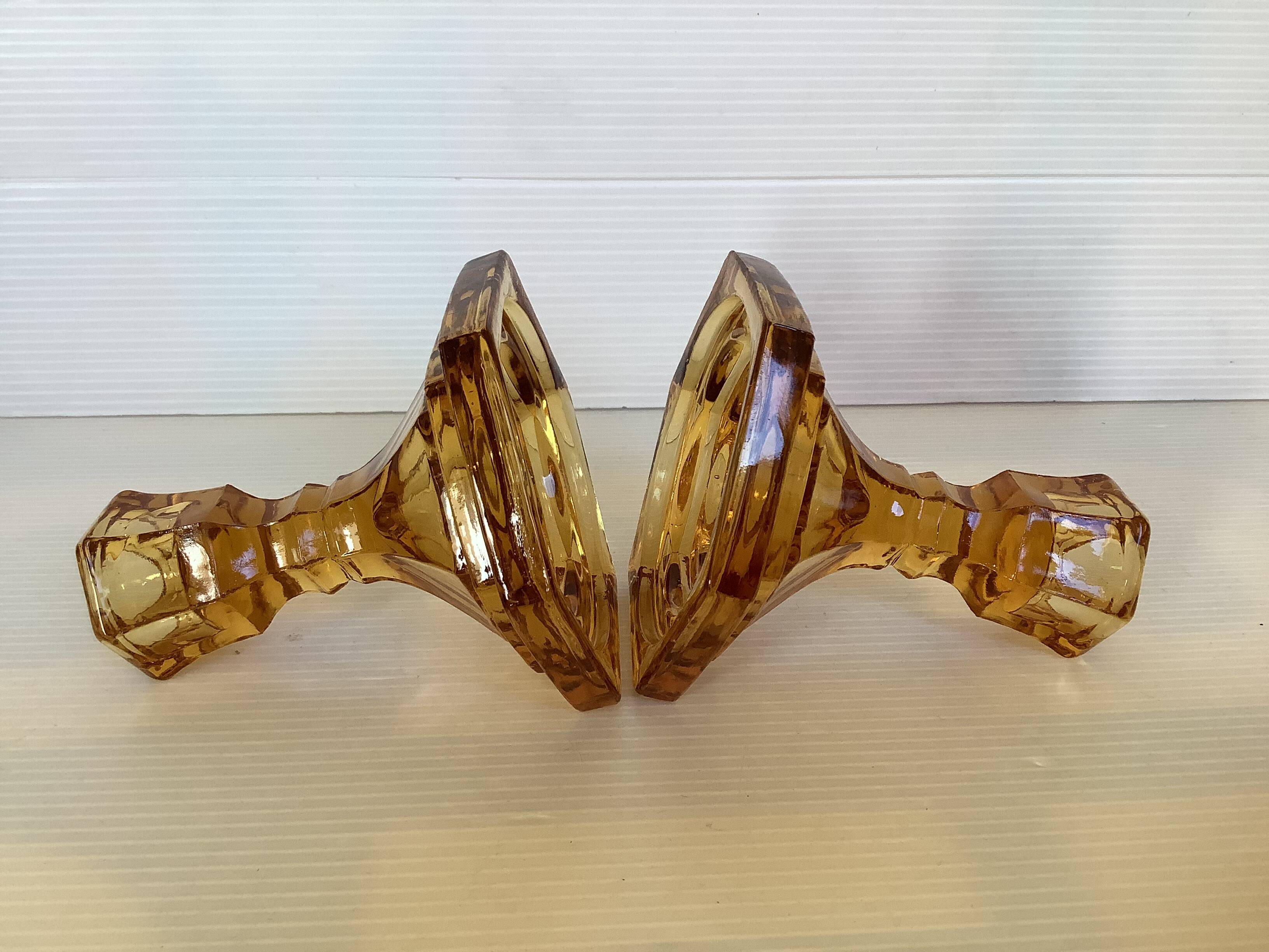 Paire de bougeoirs verre moulé jaune