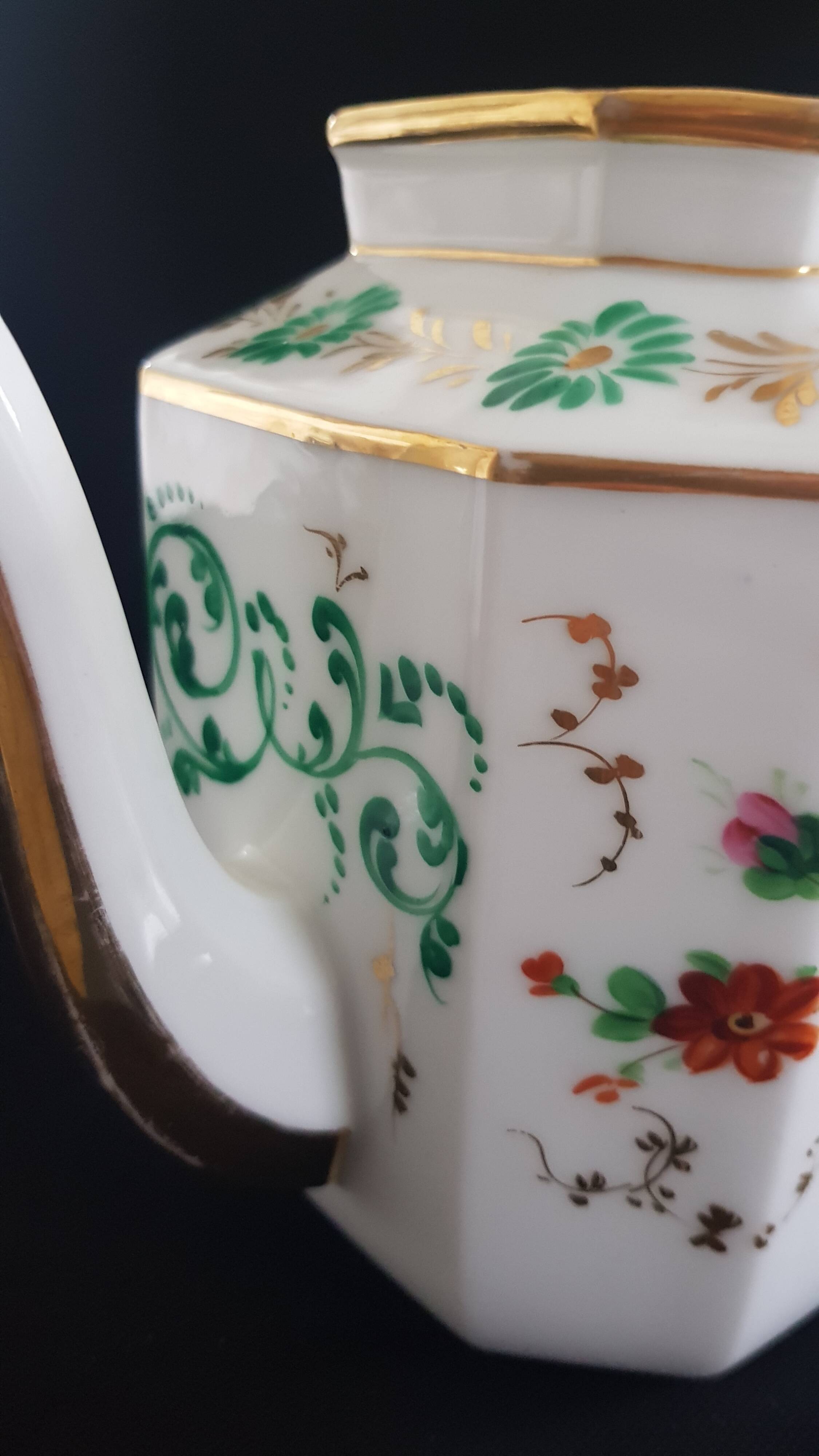 Large octagonal teapot porcelain from Paris "Old Paris", mid-19th century.
