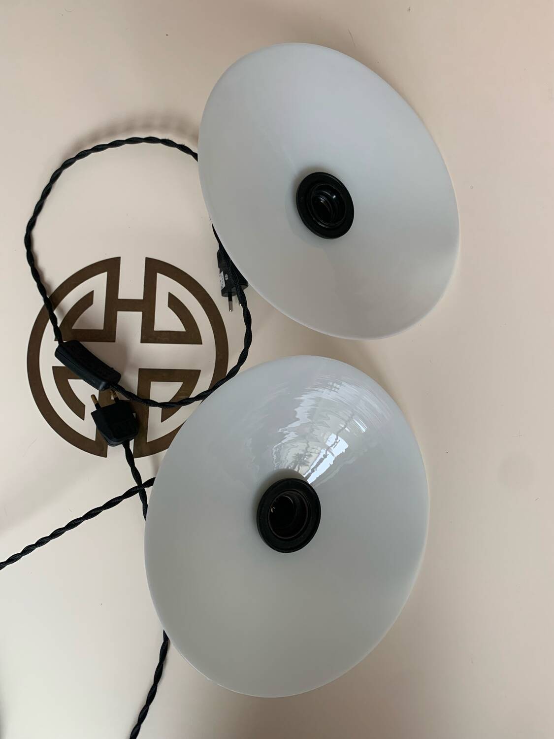 Paire de suspensions vintage en opaline blanche