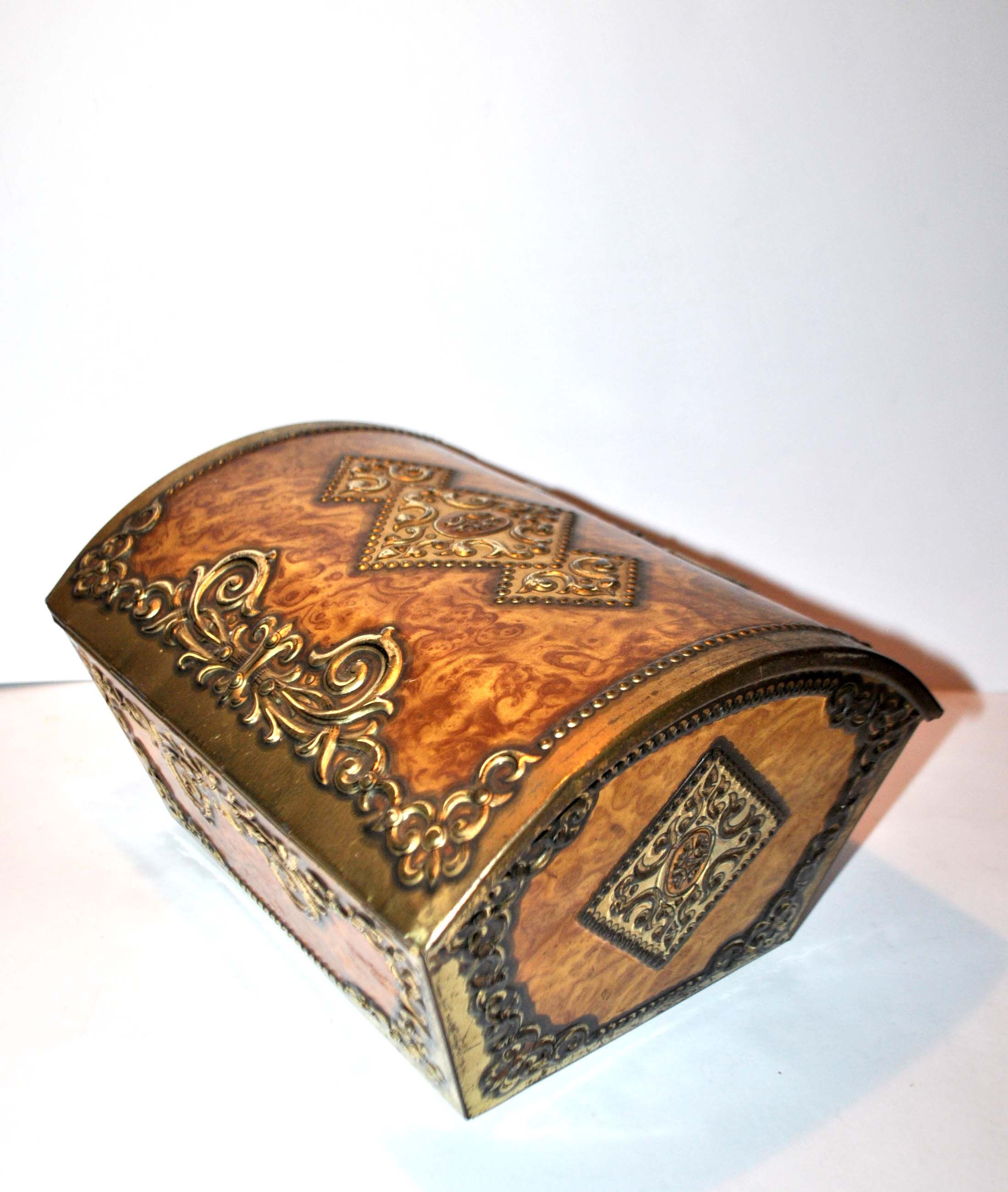 Antique biscuit box in golden sheet - Victoria metal box
