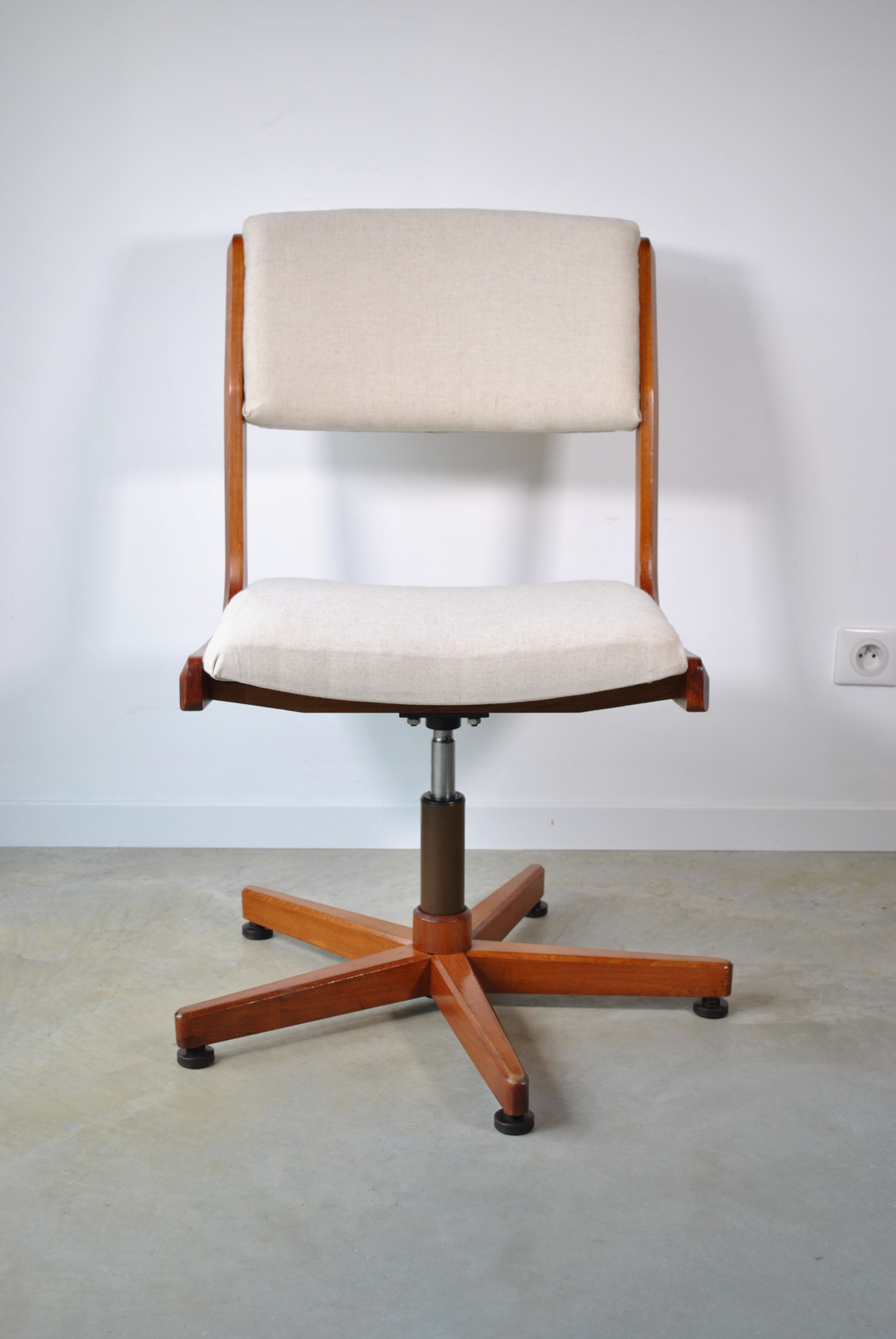 Armchair office conference 1970