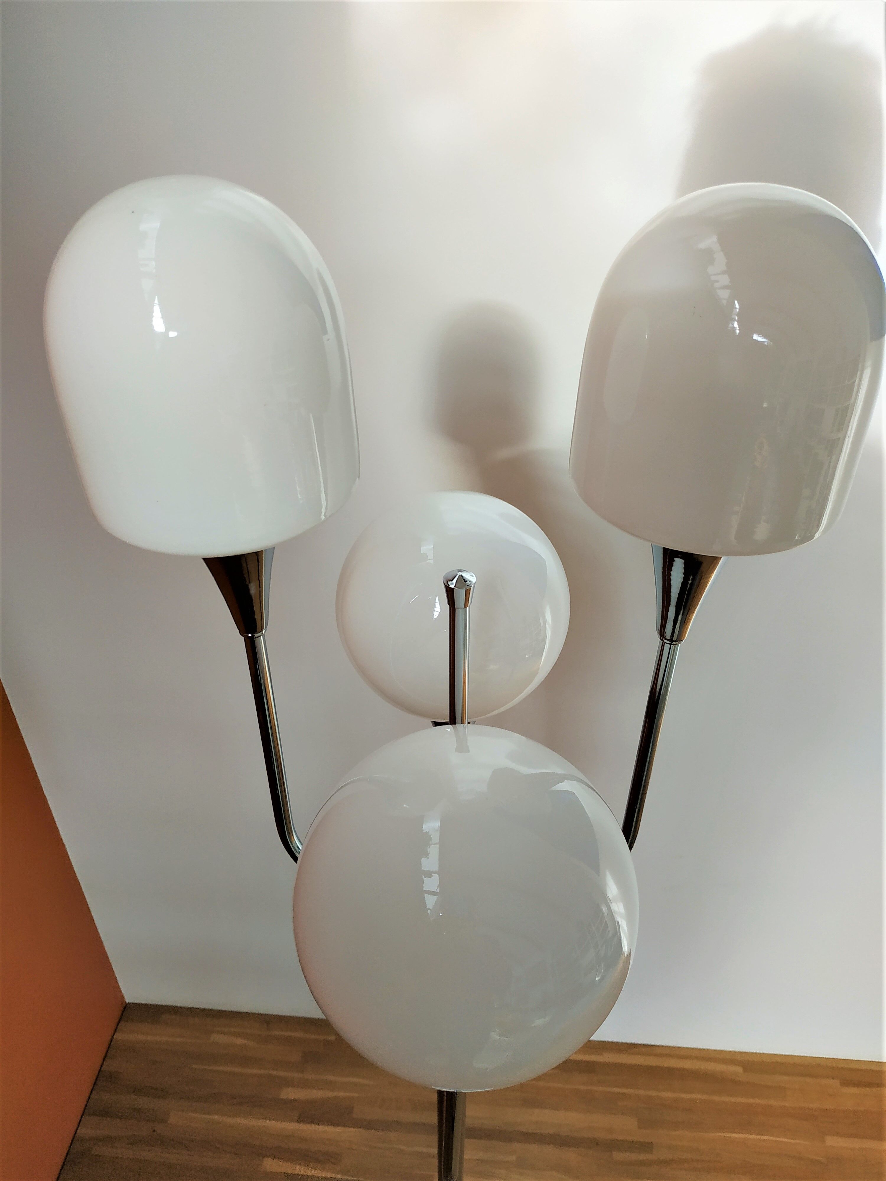 Lampadaire chromé à 4 globes des années 70 dans le gout de Sciolari