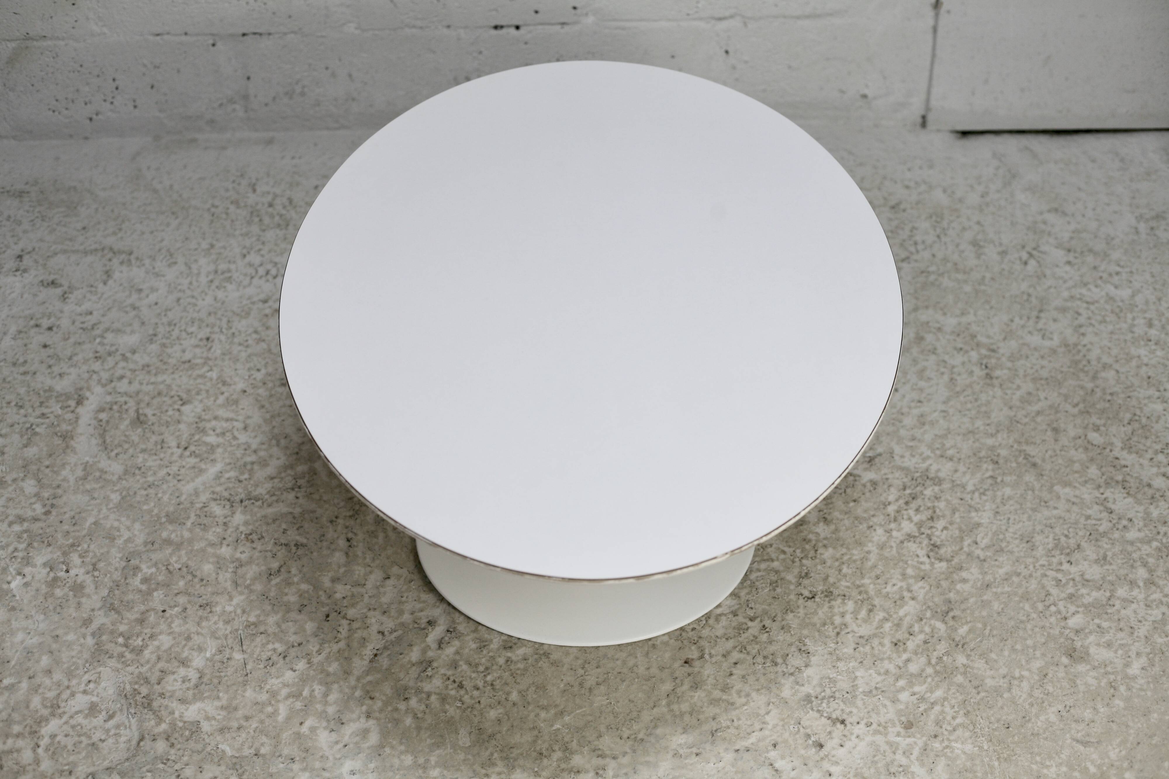 Knoll coffee table, Eero Saarinen, "tulip" model, white melamine wood. Signed, USA, circa 1960