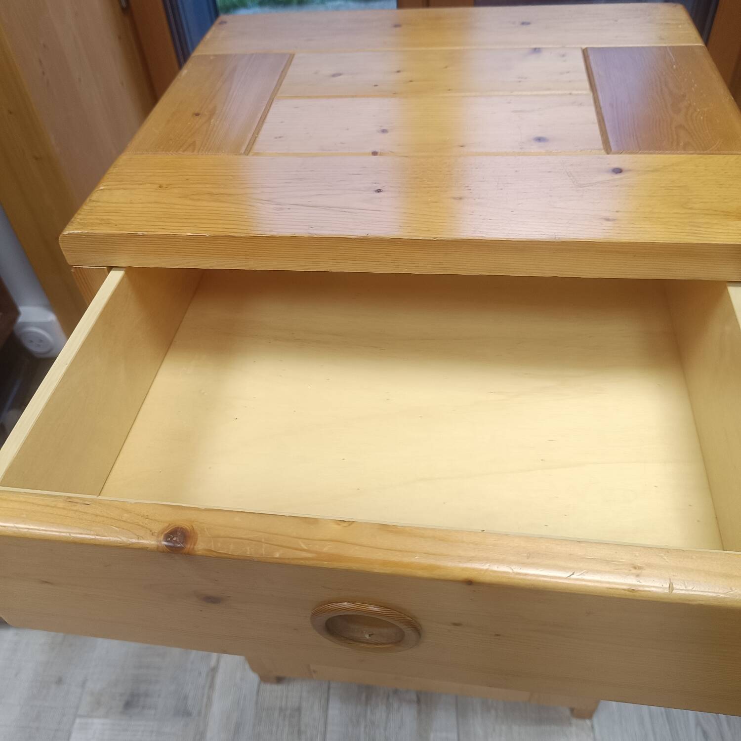 Meuble de rangement par Charlotte Perriand pour les Arcs