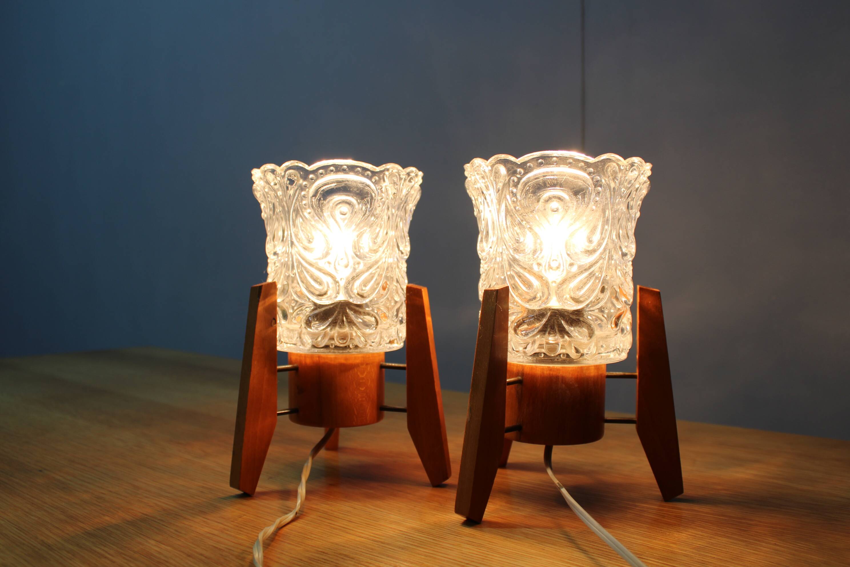 Paire de lampes de table en bois et verre jaune des années 1970 en style mid-century.
