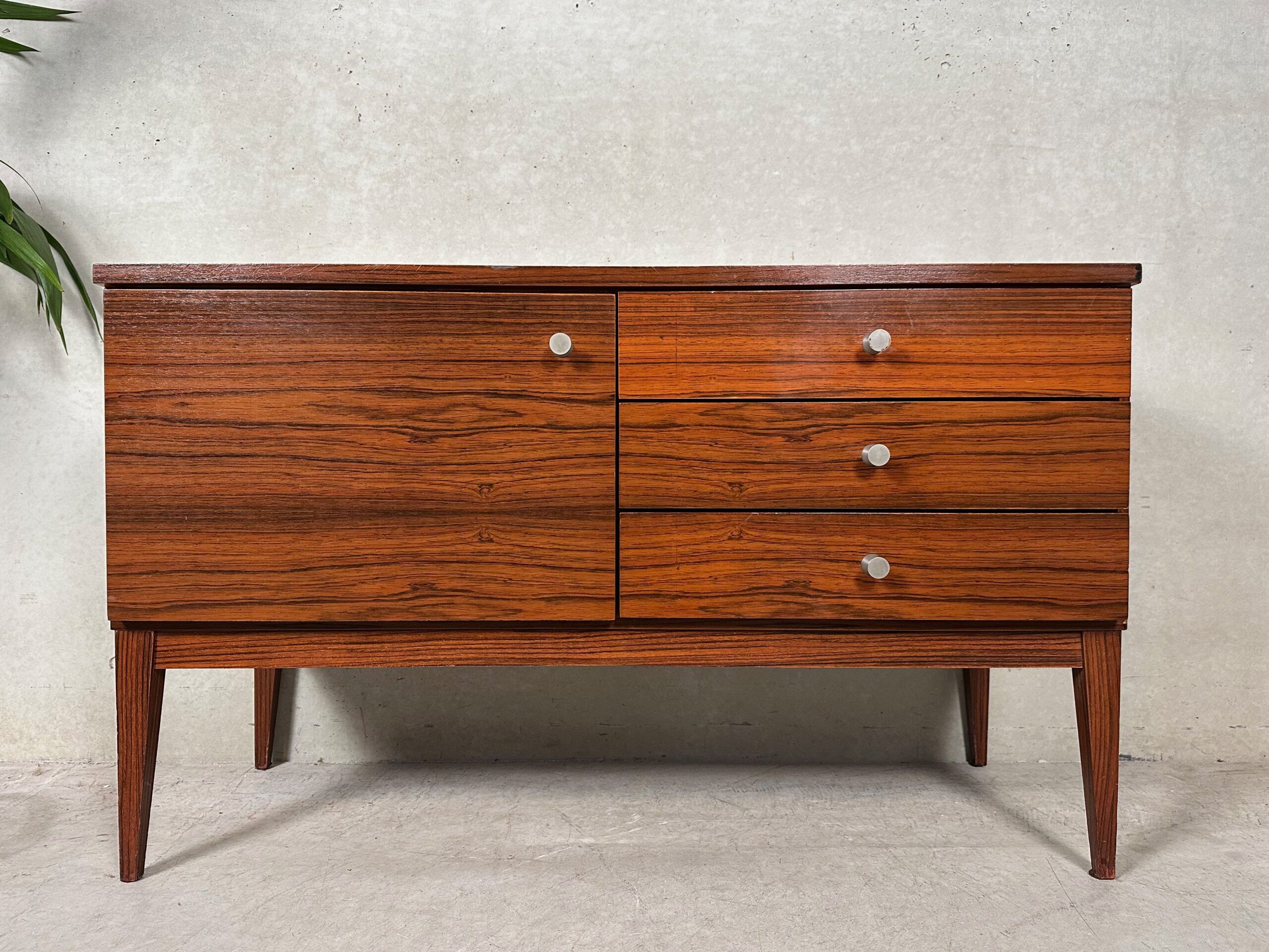 Buffet en noyer de style mid-century moderne