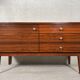 Buffet en noyer de style mid-century moderne