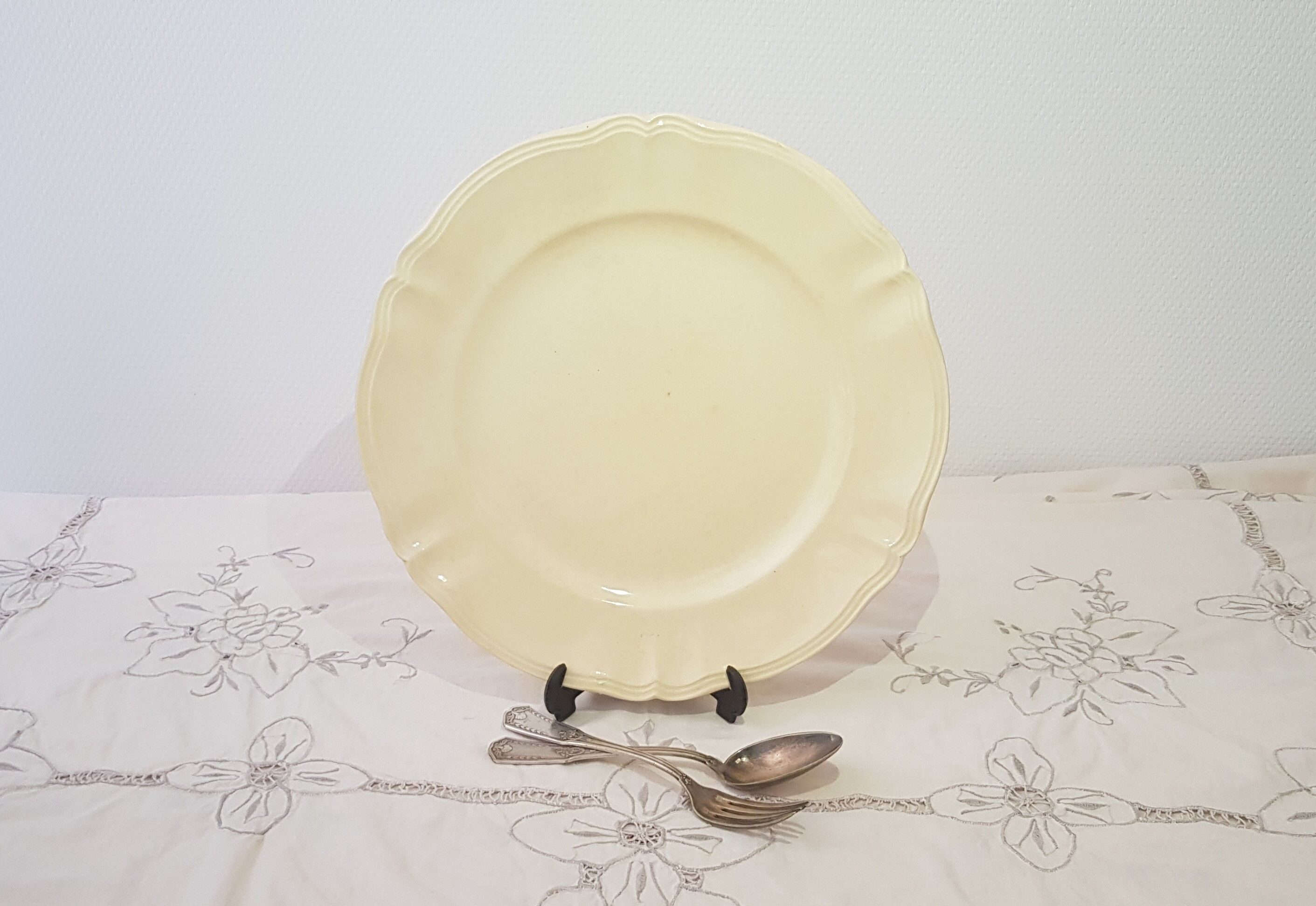 Plat rond de service en faïence de Sarreguemines modèle Ivoire - Antique English Vintage - Campagne
