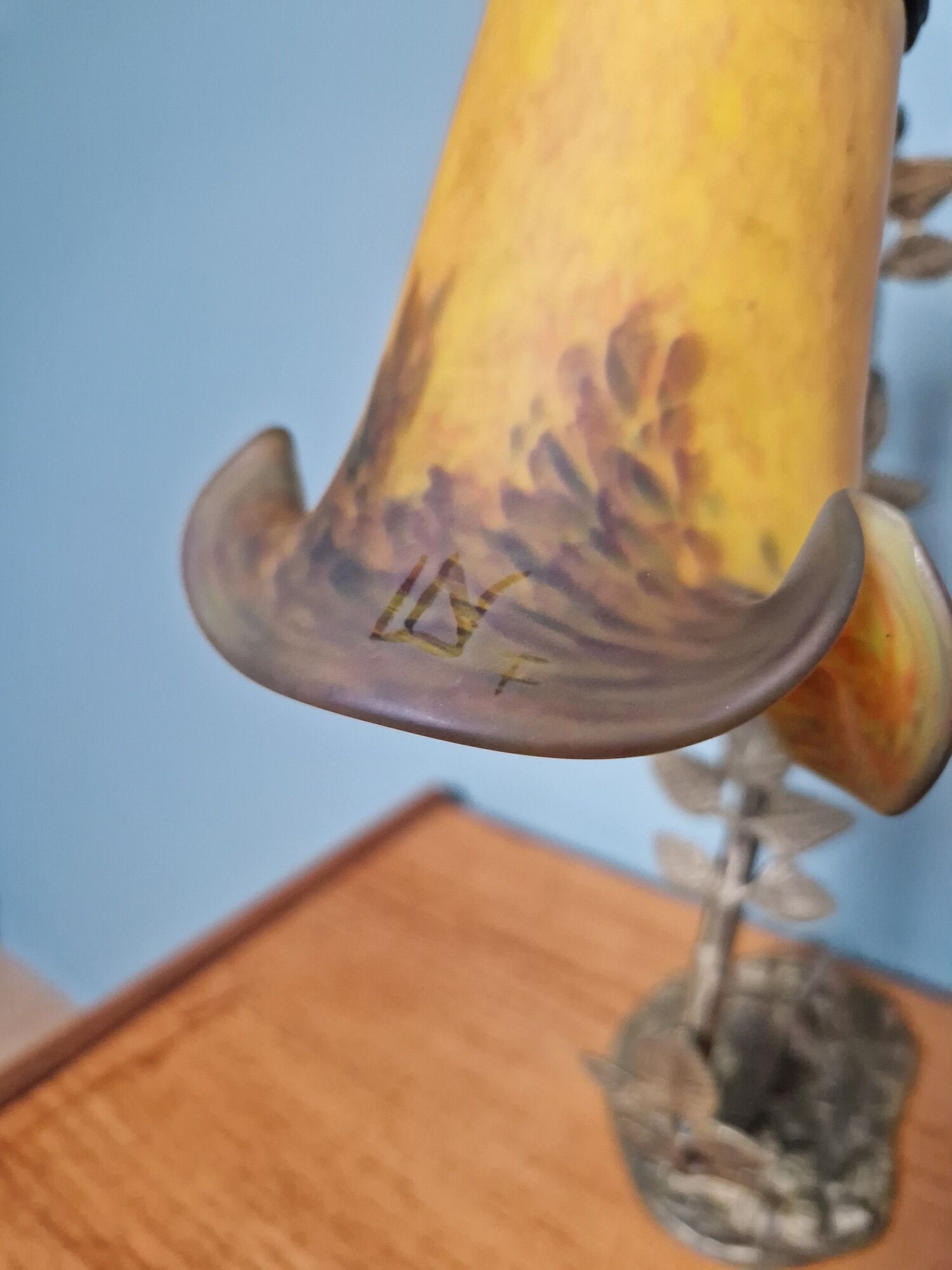 Art Nouveau lamp in bronze with a tulip signed LN (Lunéville)