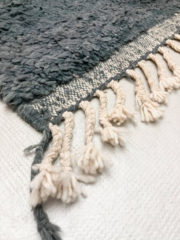 Tapis berbère marocain Boujaad gris à motifs colorés 2,44x1,58m