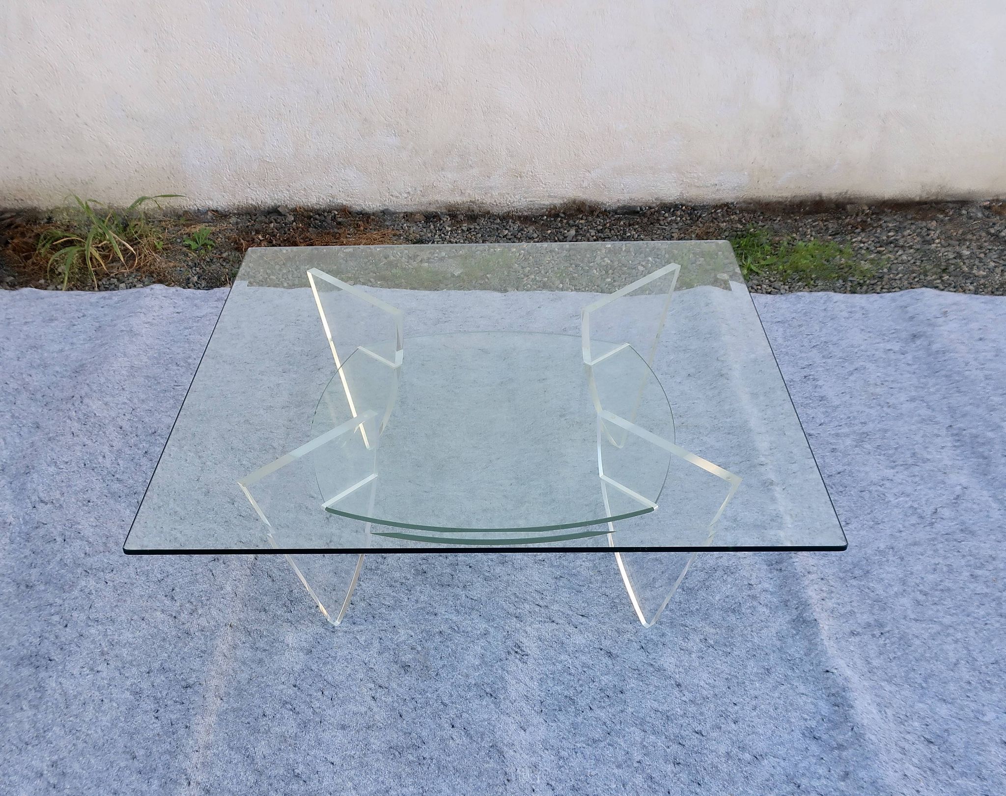 Table basse design années 1980 en verre et perspex (lucite)
