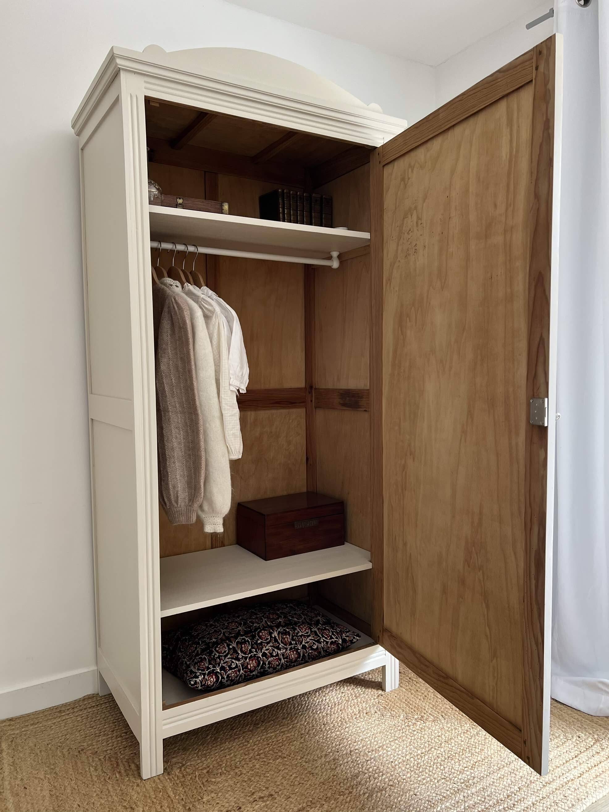 Armoire bonnetière parisienne