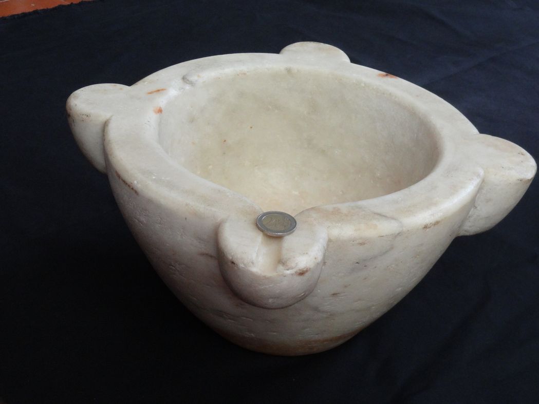 Carrara marble mortar of eighteenth period 37 x 18 cm