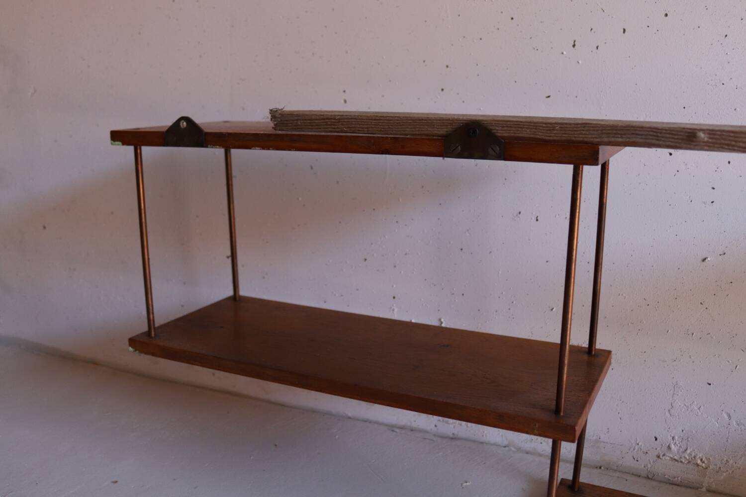 Wall shelf in oak and copper from the 50s